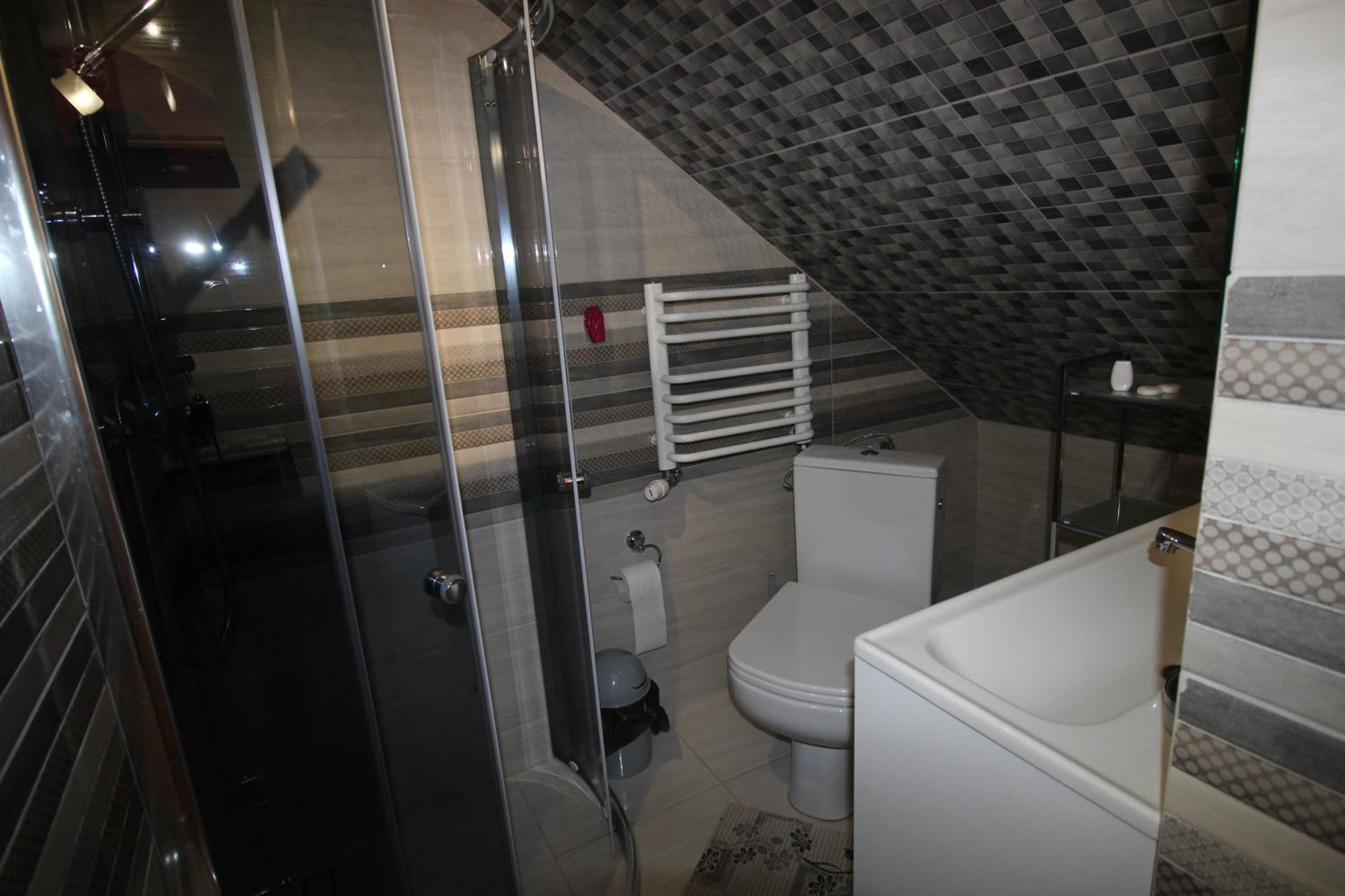 Double or Twin Room with Private Bathroom - Photo 3