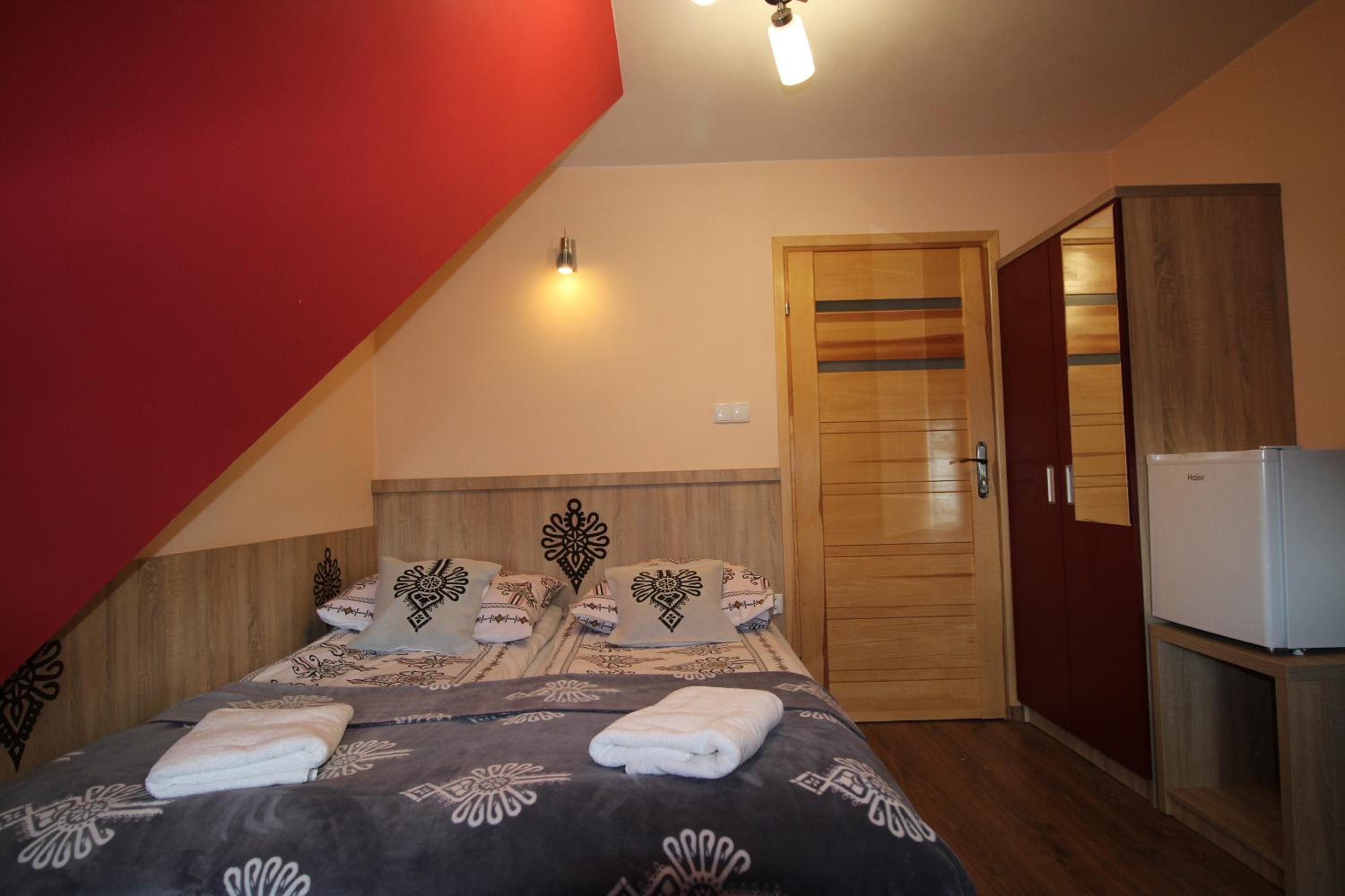 Double or Twin Room with Private Bathroom - Photo 9