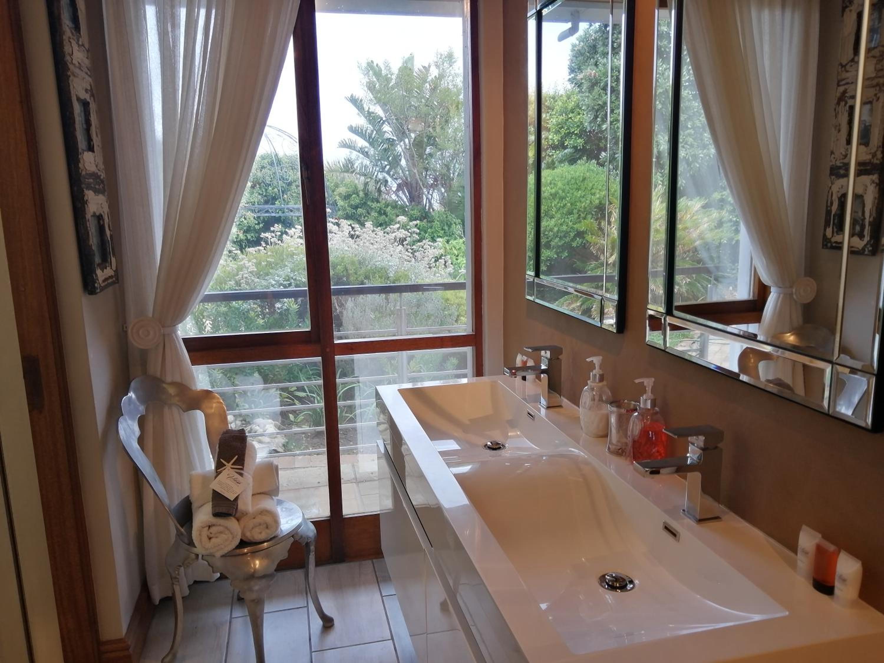 Luxury King Room - Photo 4