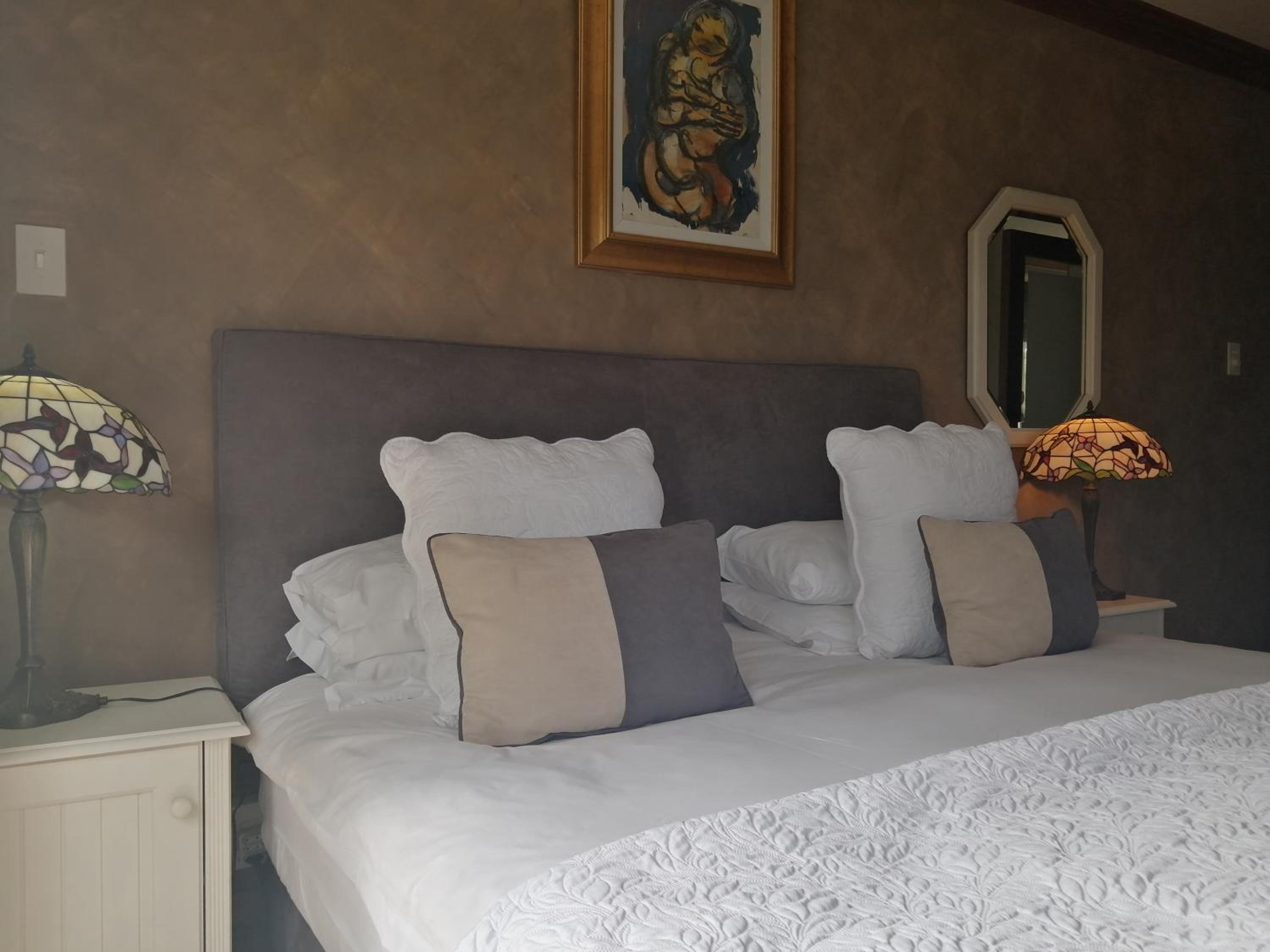 Luxury King Room - Photo 9
