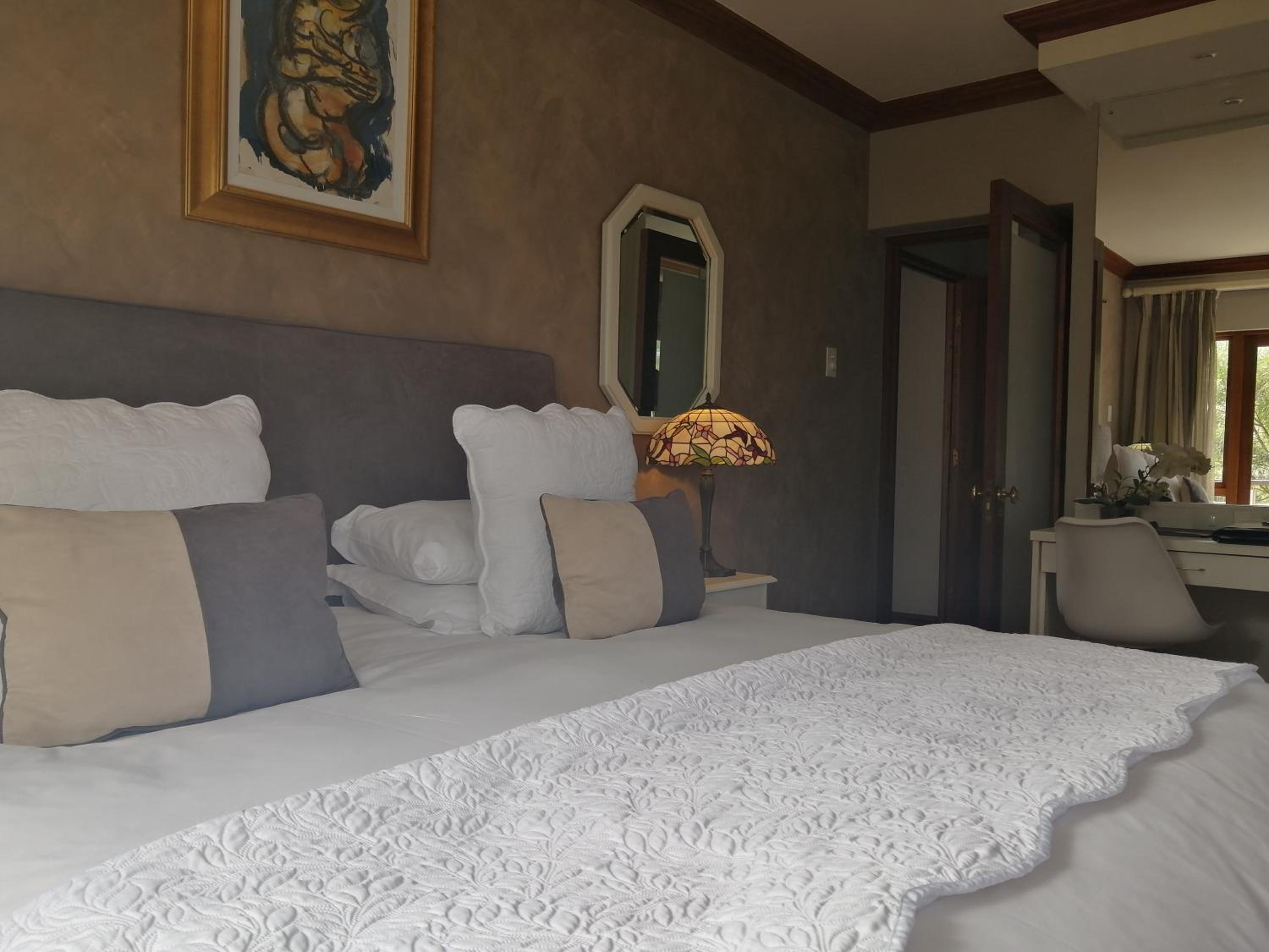 Luxury King Room - Photo 8