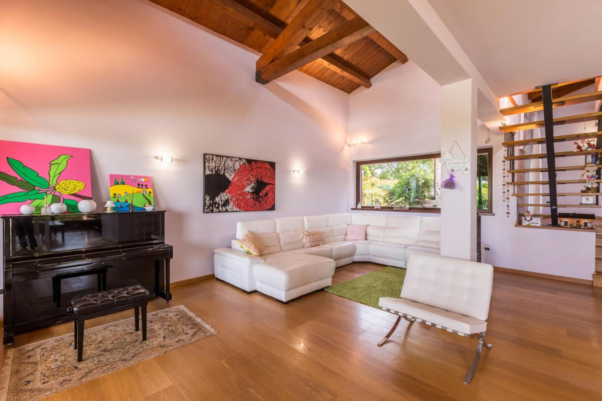 Villa photo 2