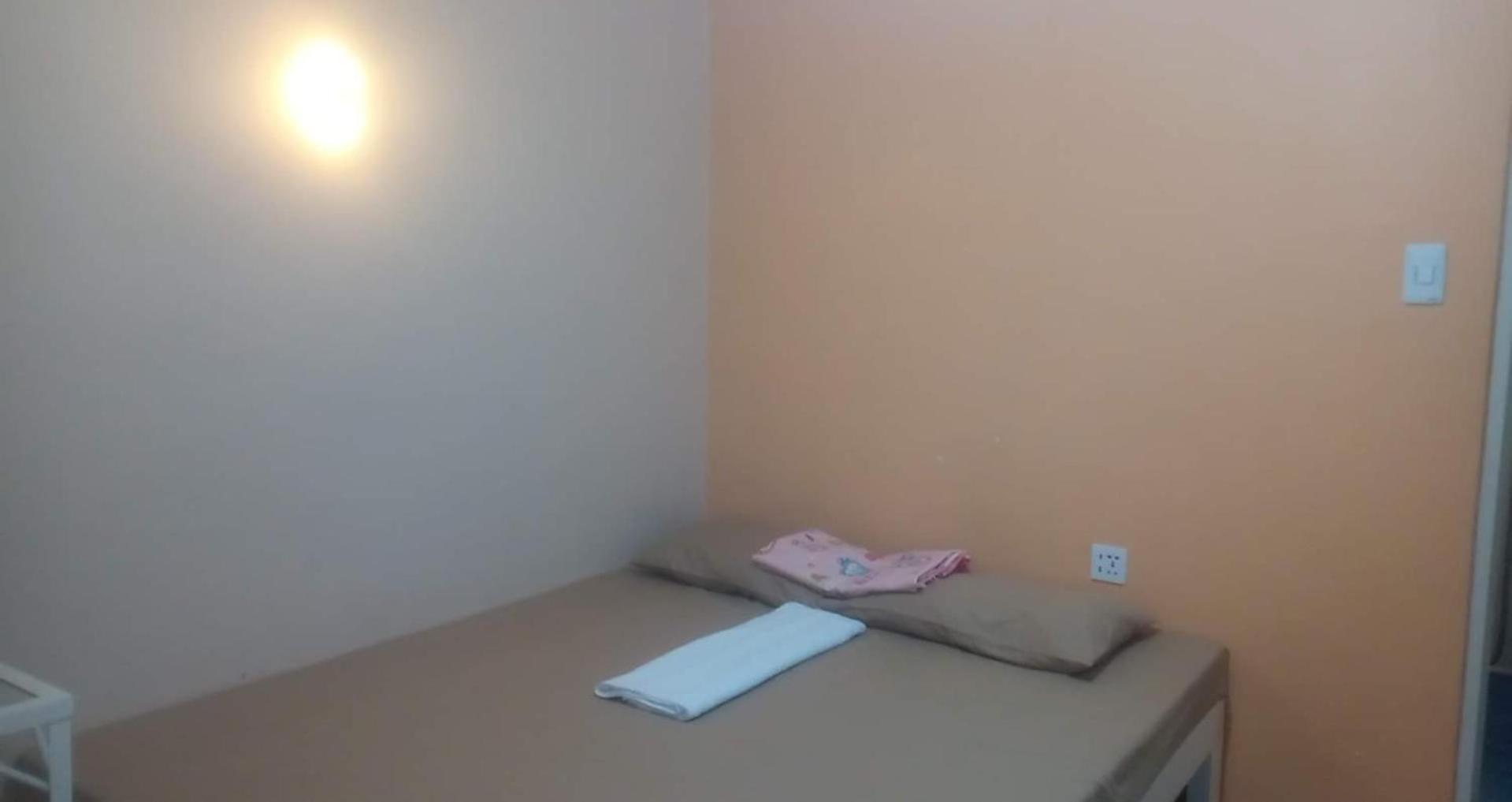 Budget Double Room - Photo 11
