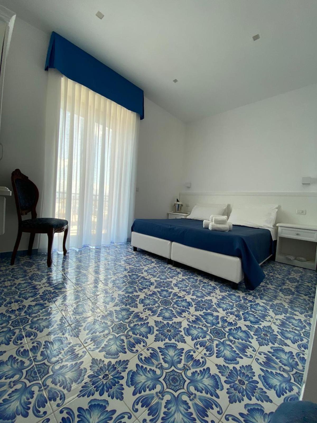 Deluxe Double Room with Balcony and Sea View - Photo 2