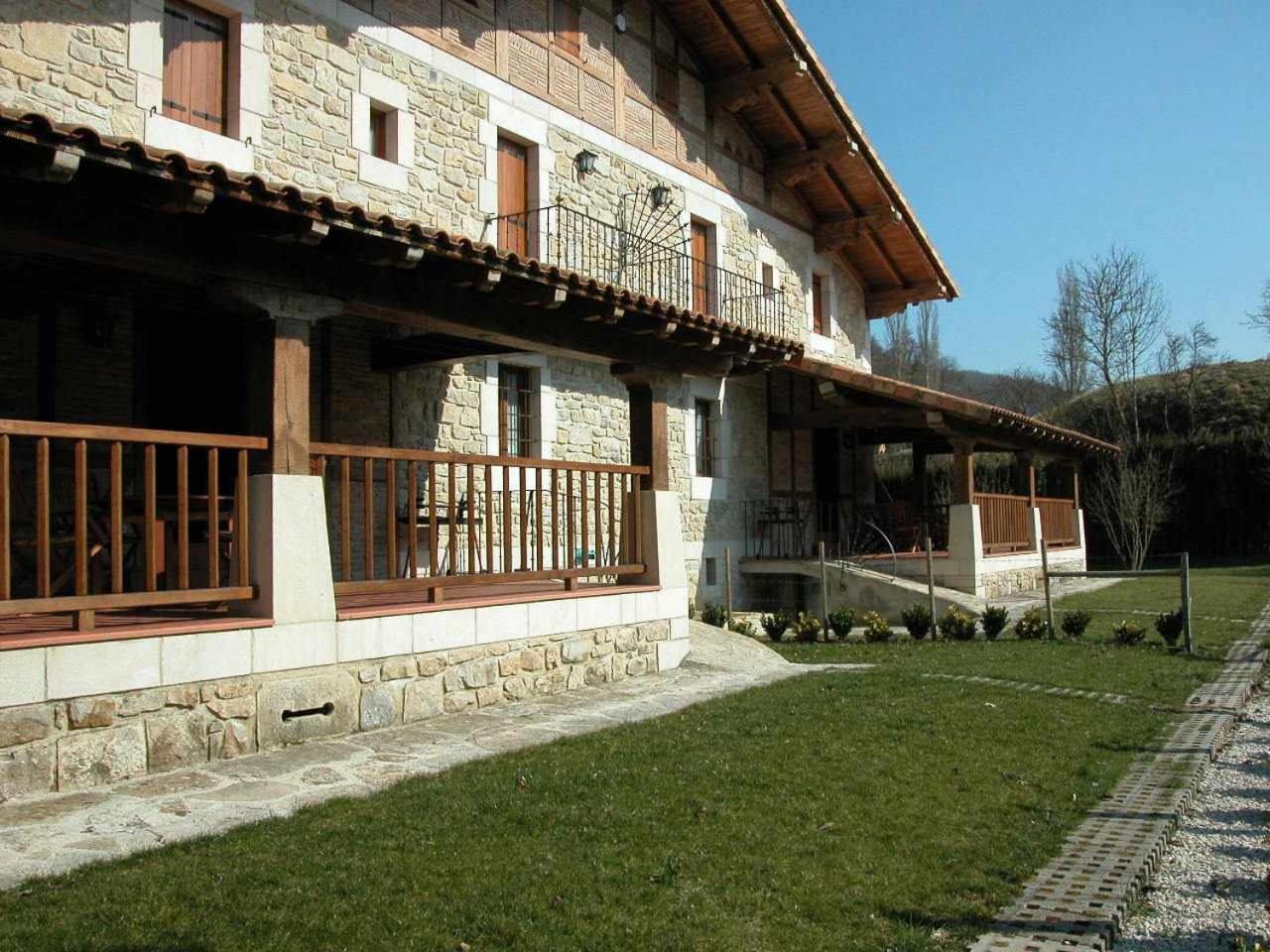 Six-Bedroom House photo 2