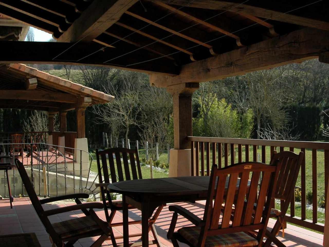 Six-Bedroom House photo 3