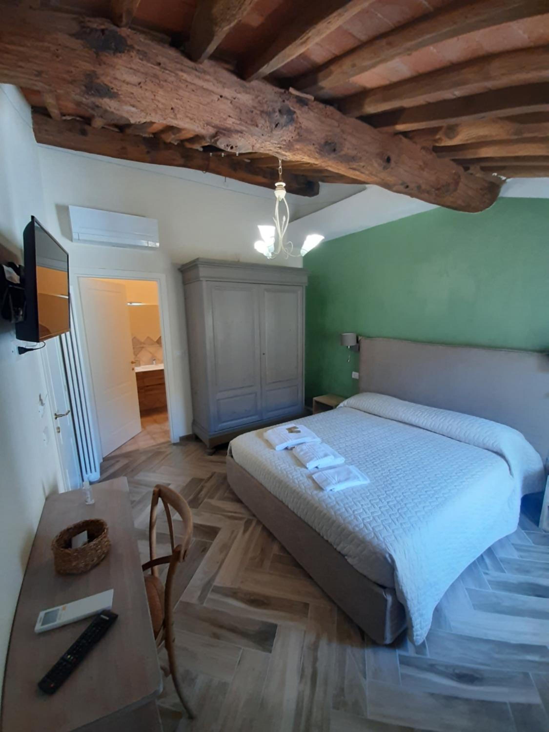 Double Room with Private Bathroom - Photo 35