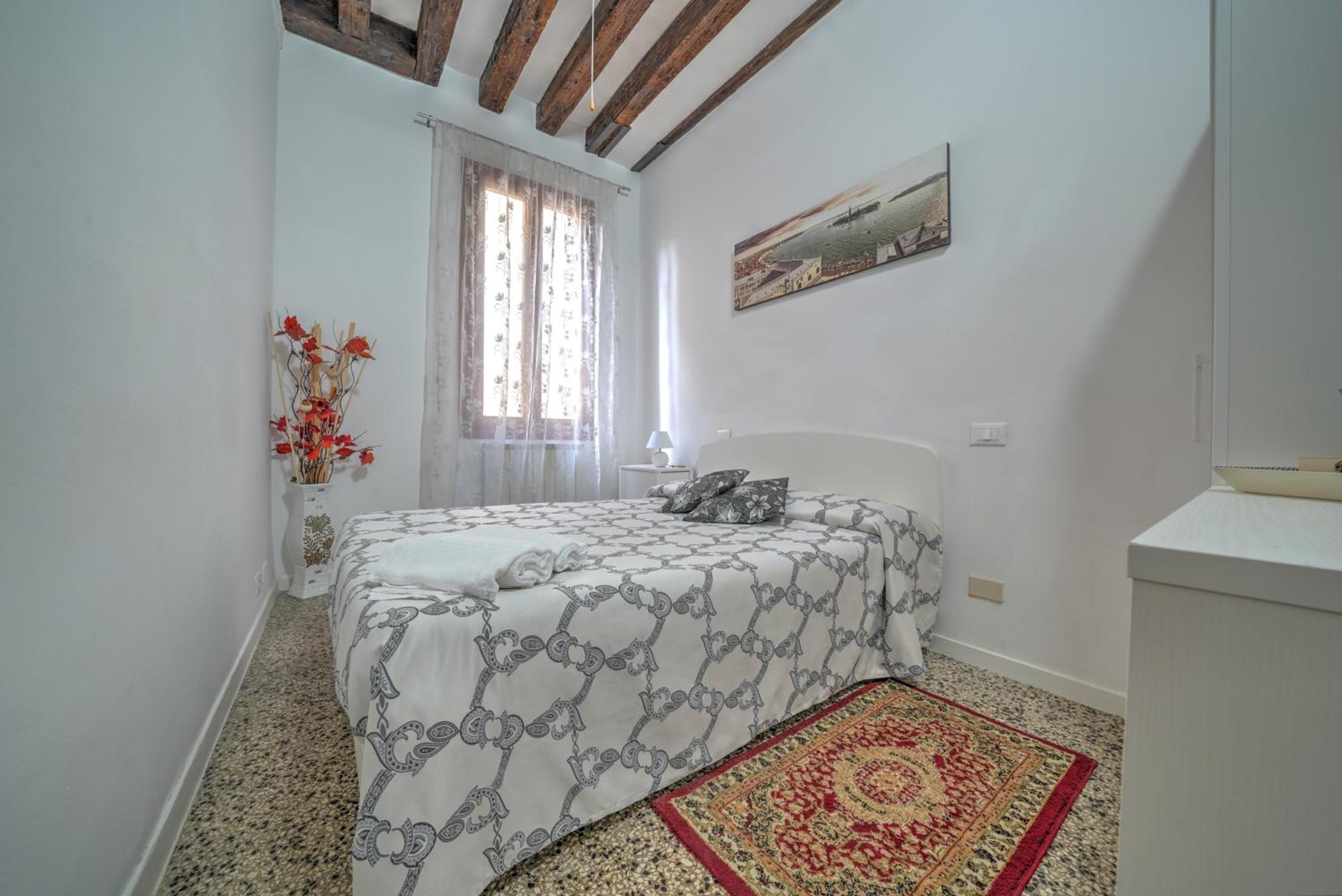 Double Room With Shared Bathroom photo 2
