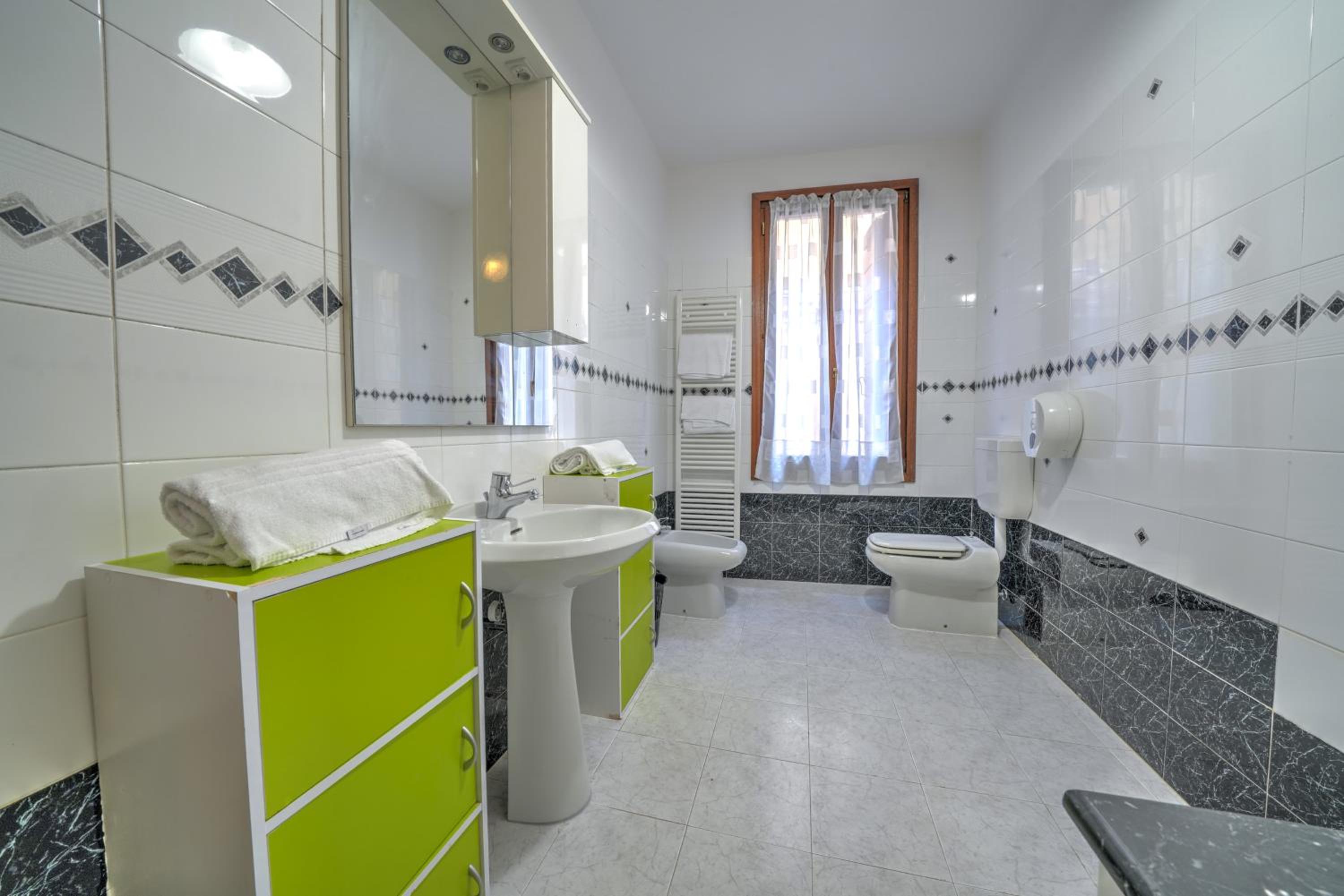 Family Room With Shared Bathroom photo 2