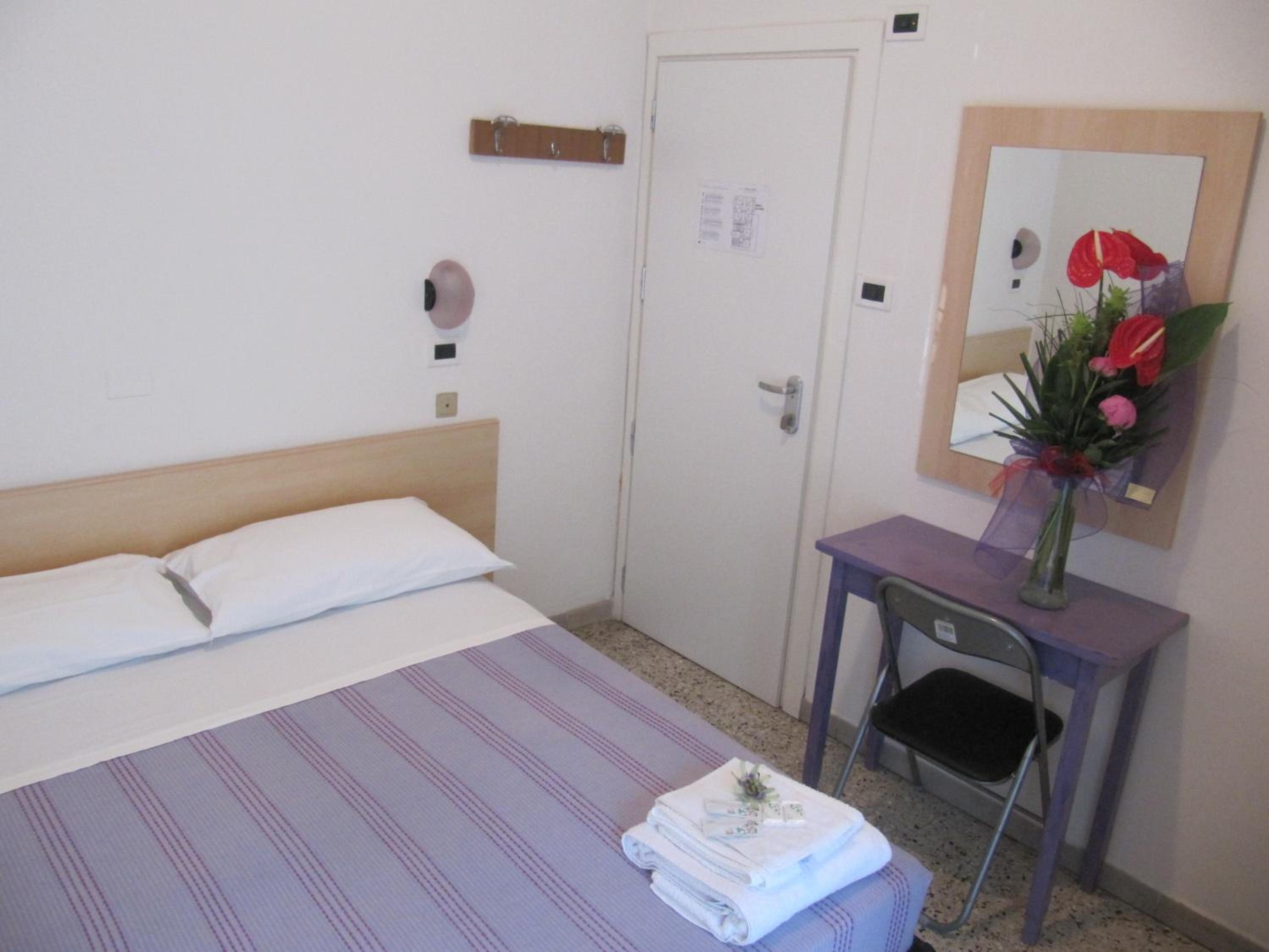 Double or Twin Room with Balcony - Photo 8