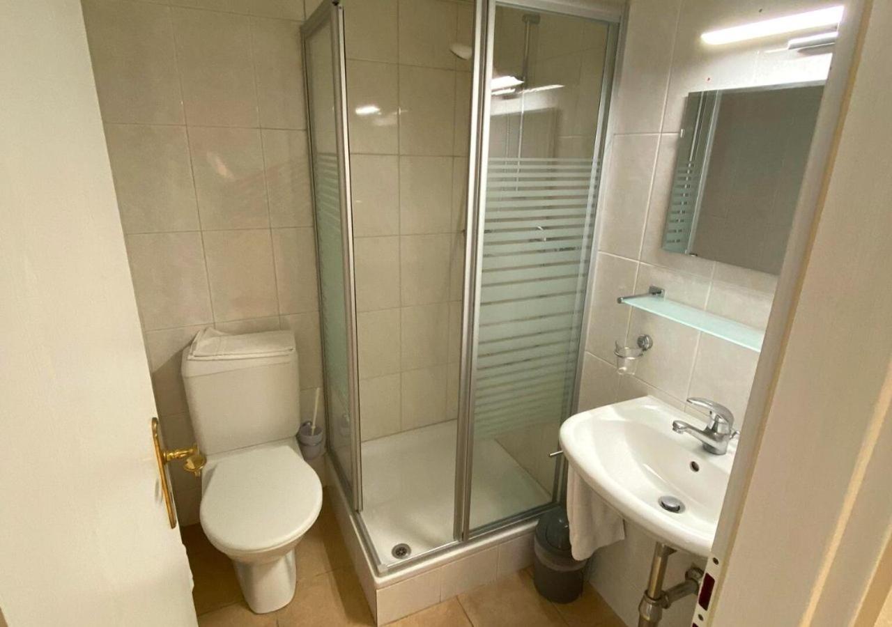 Family Room with Private Bathroom photo 2