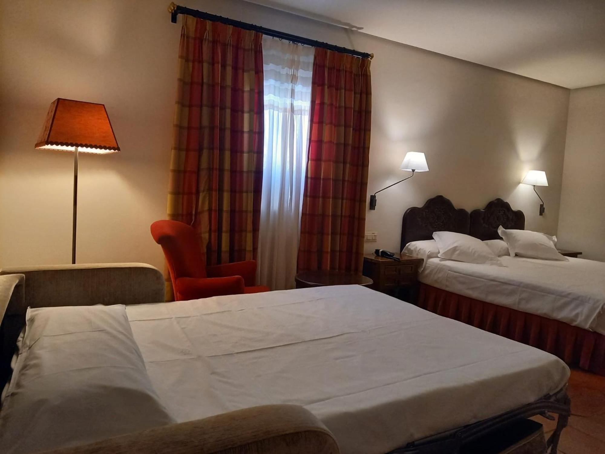 Double or Twin Room with Extra Bed (2 Adults + 1 Child) - Photo 4