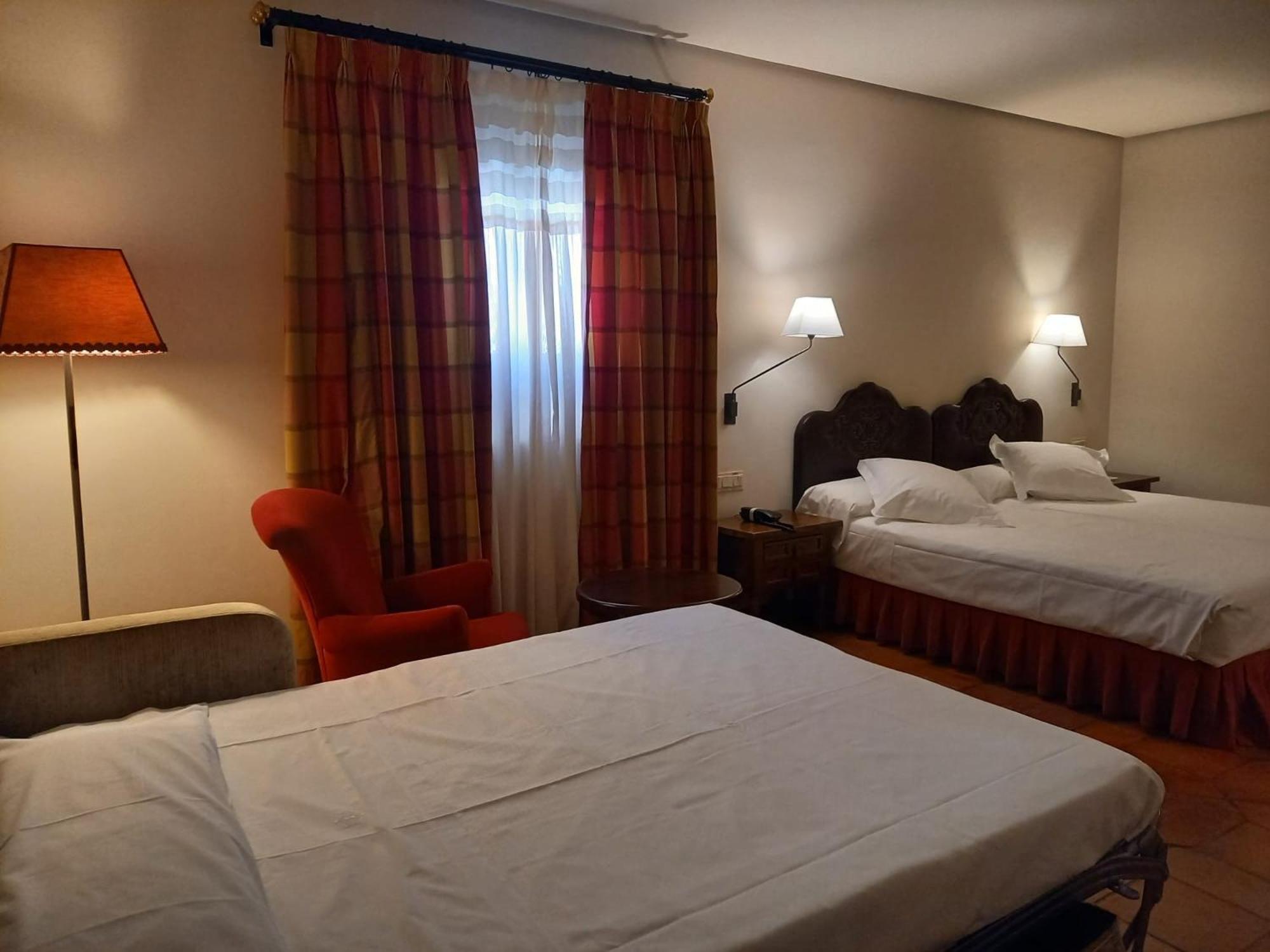Double or Twin Room with Extra Bed (2 Adults + 1 Child) - Photo 5