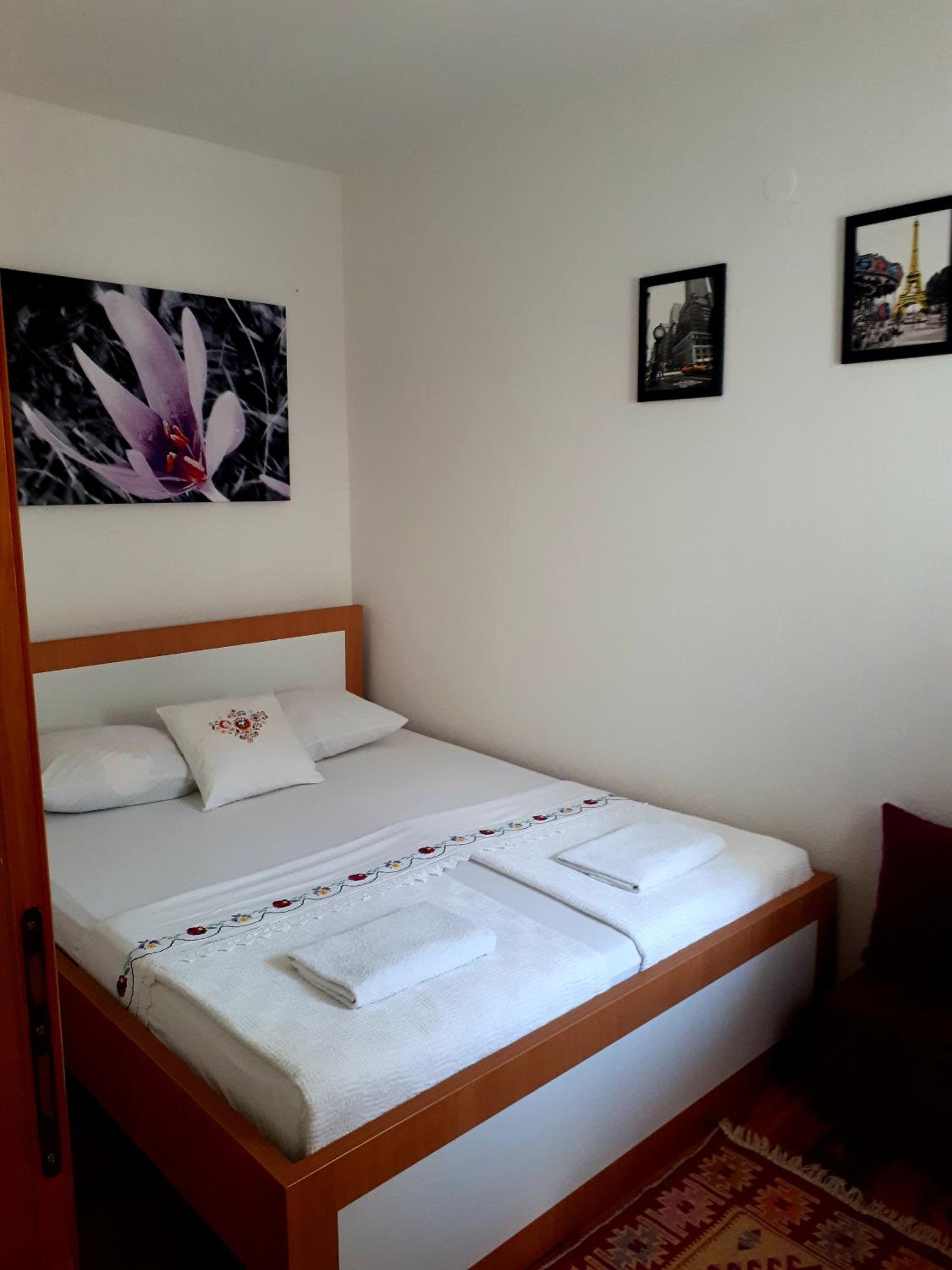Standard Double Room with Shared Bathroom photo 1