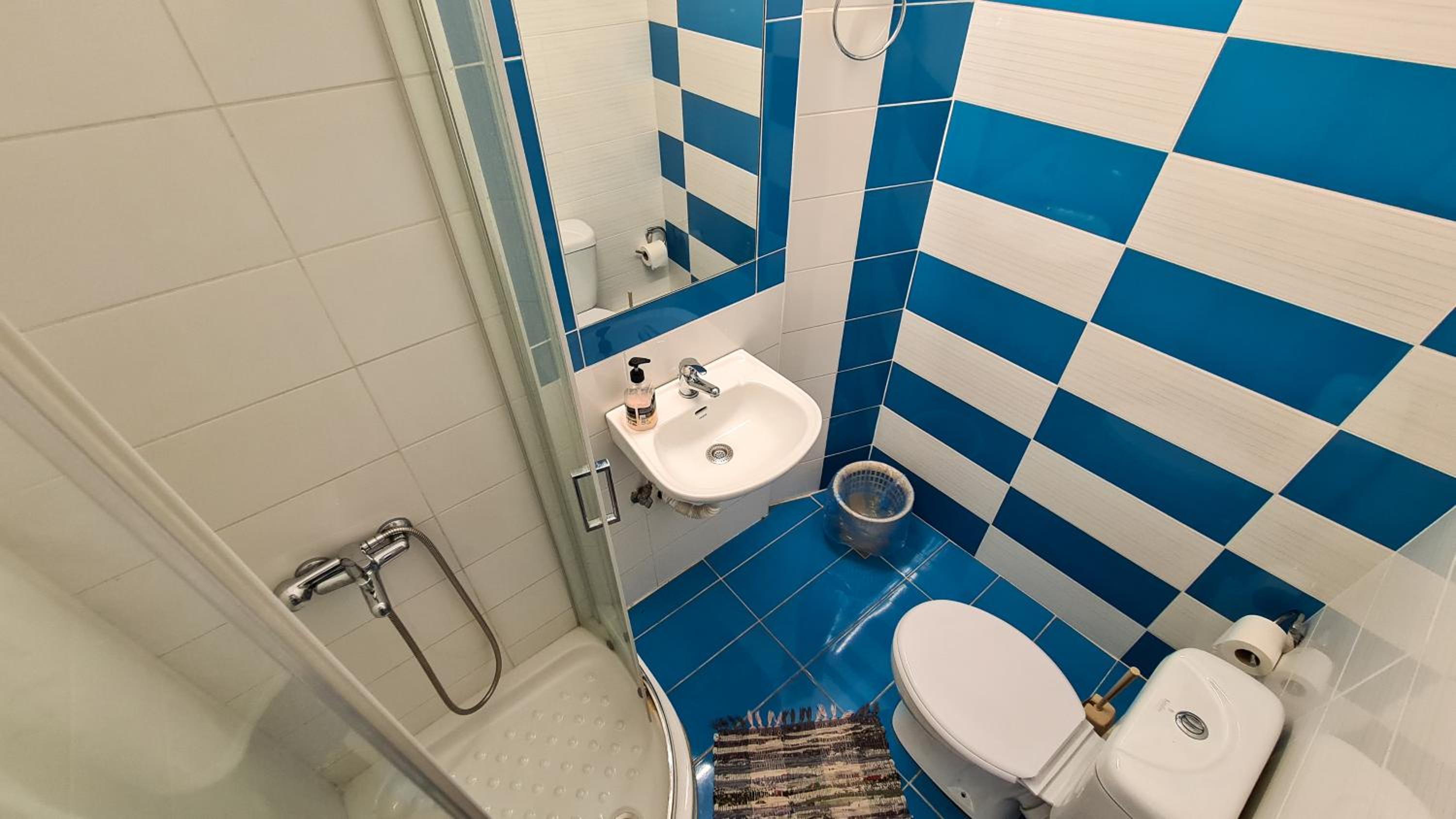 Budget Twin Room - Photo 8