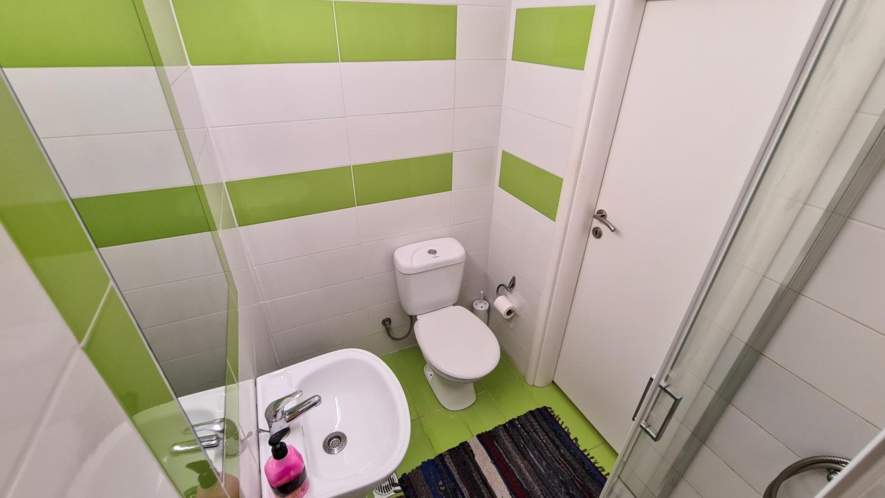 Budget Twin Room - Photo 9