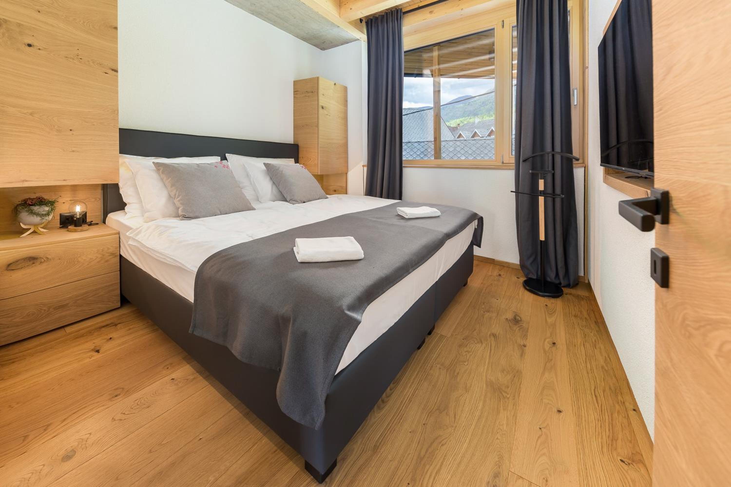 Apartment with Mountain View