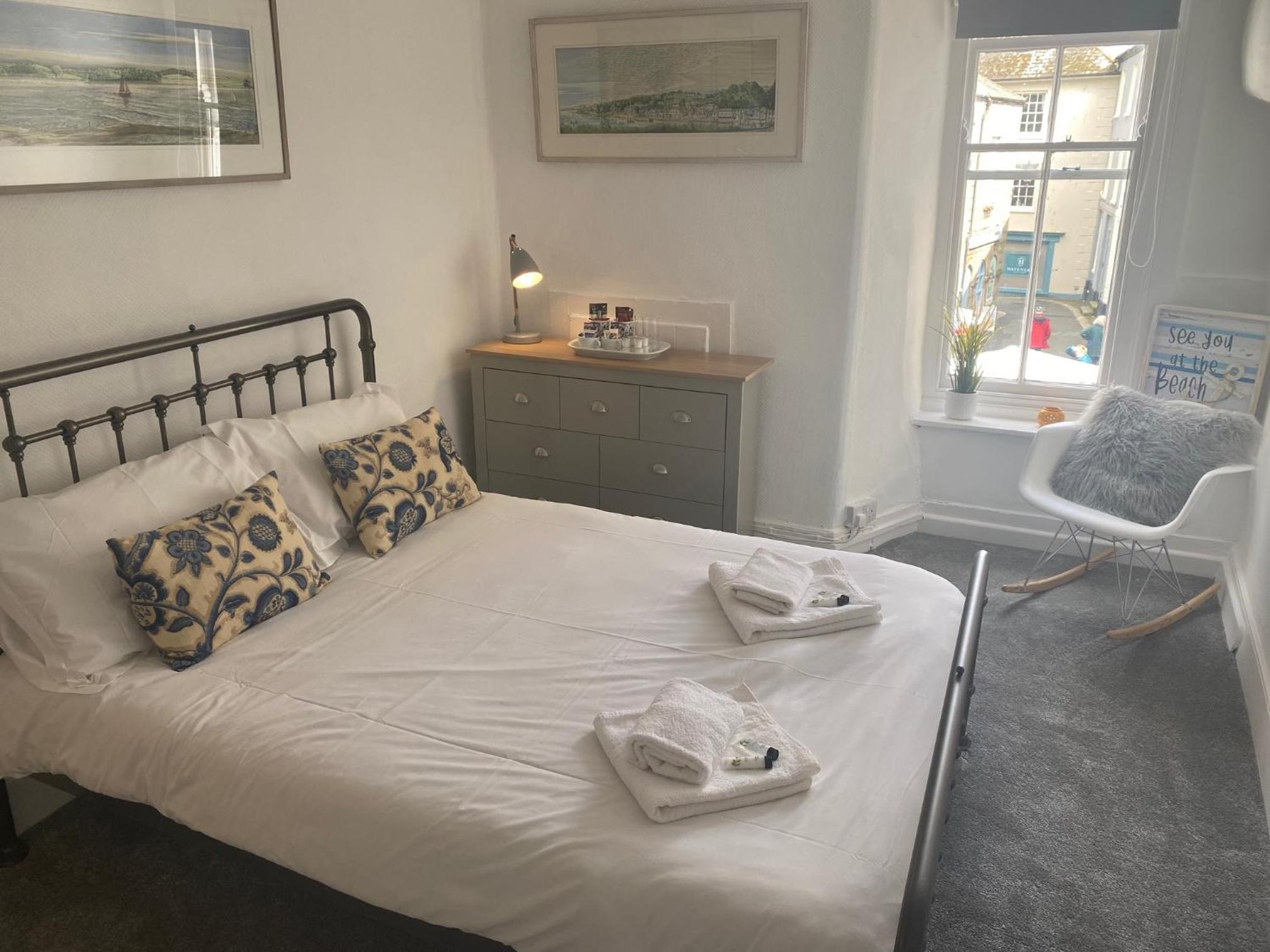Double Room with Separate Private Bathroom - Photo 1
