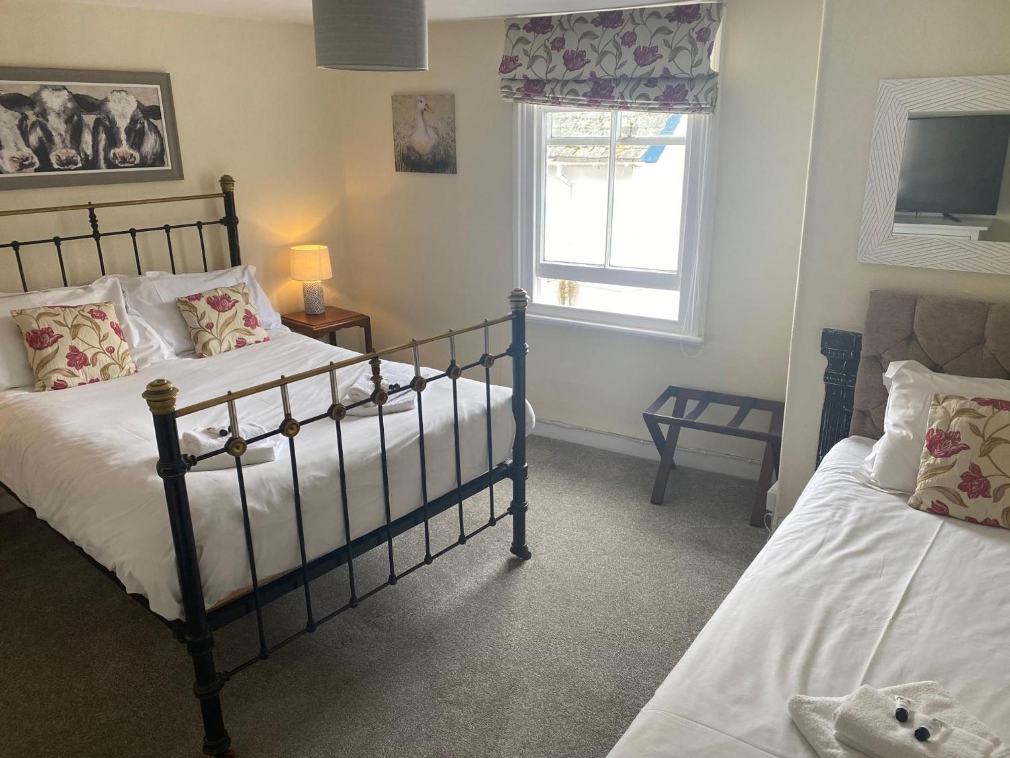 Double or Twin with Ensuite - Photo 3