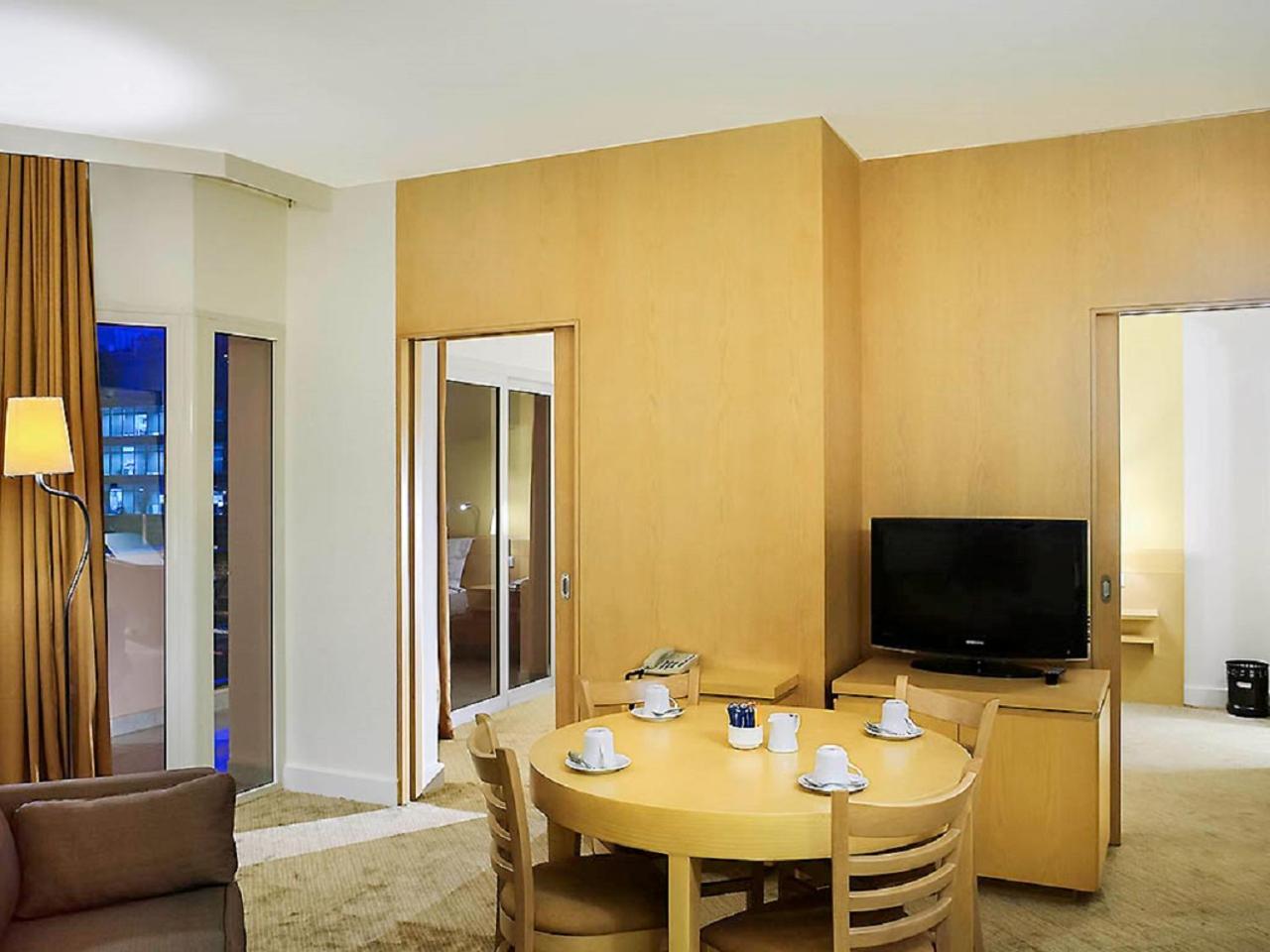 Deluxe Suite with One Double Bed and Balcony thumbnail 5