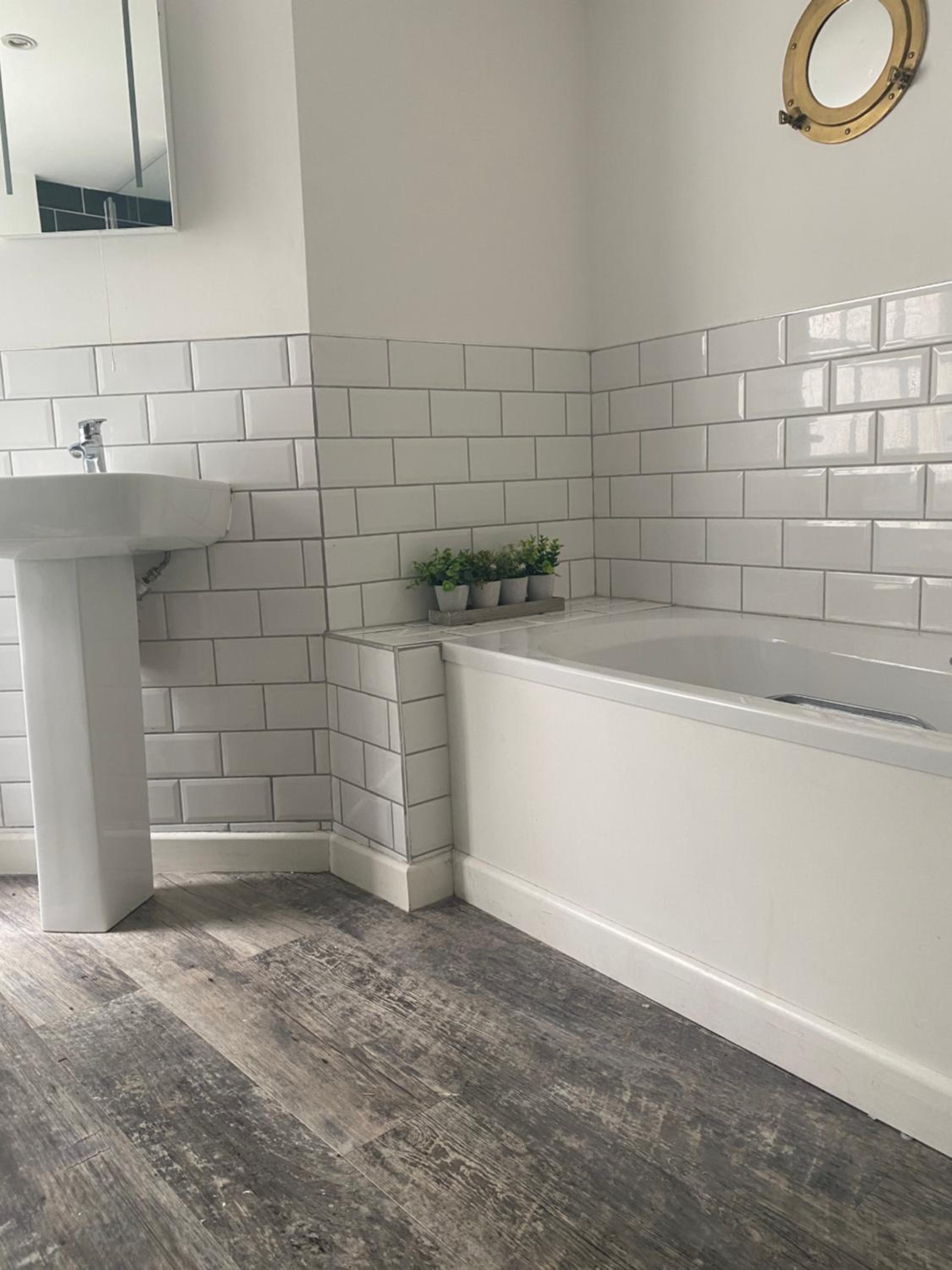 Double Room with Separate Private Bathroom - Photo 4
