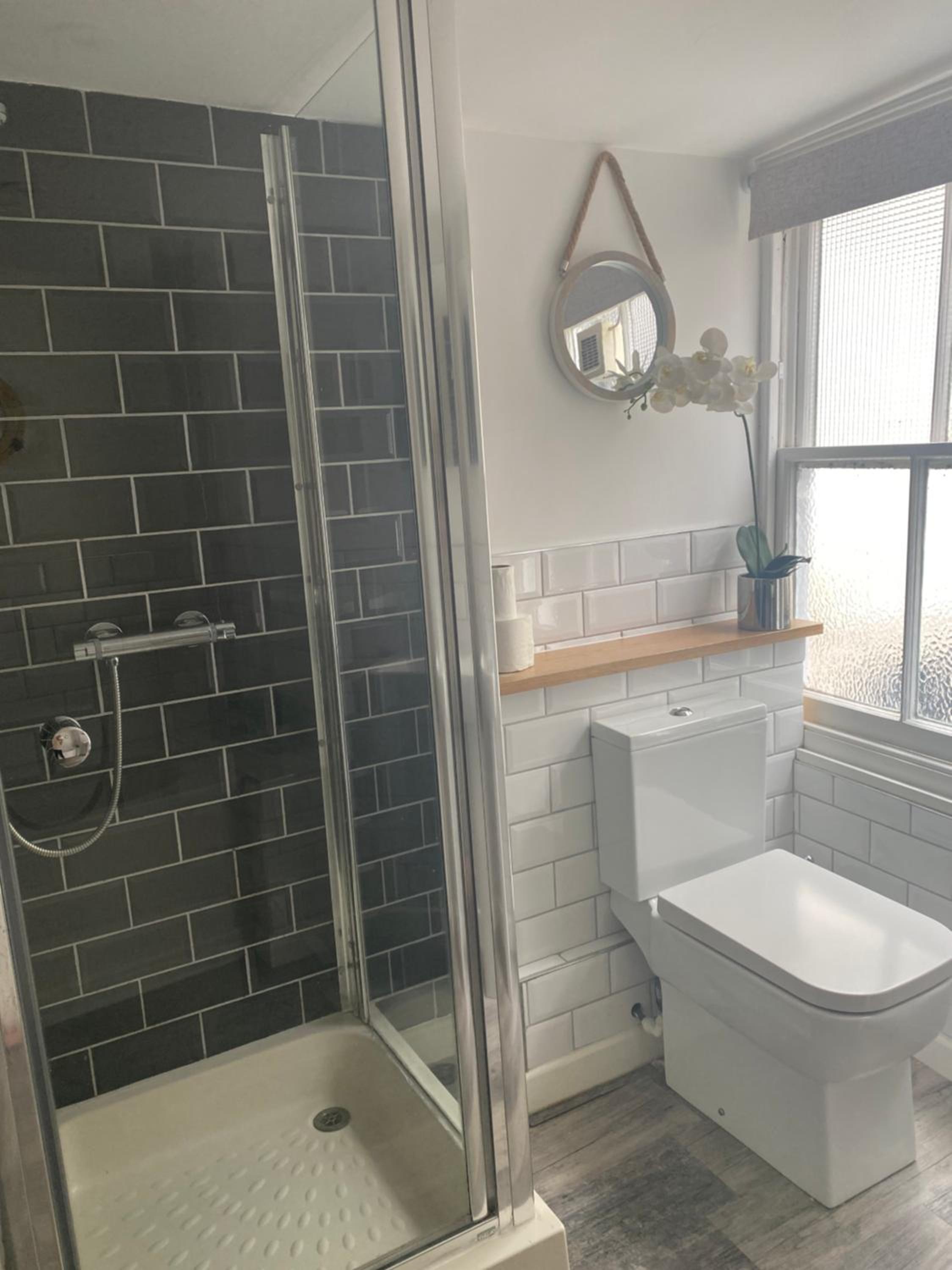 Double Room with Separate Private Bathroom - Photo 2