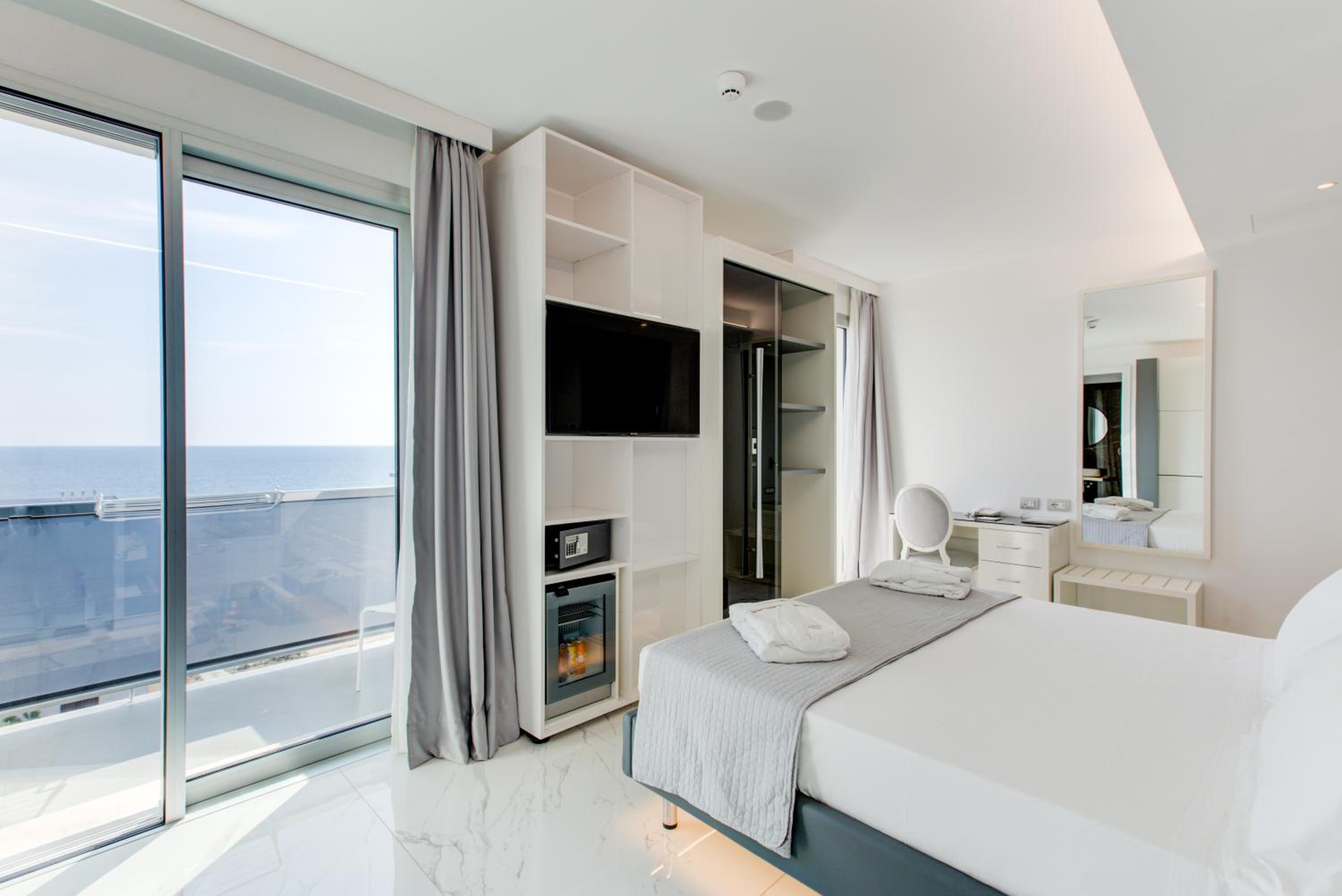 Junior Suite with Sea View with Spa access - Photo 3