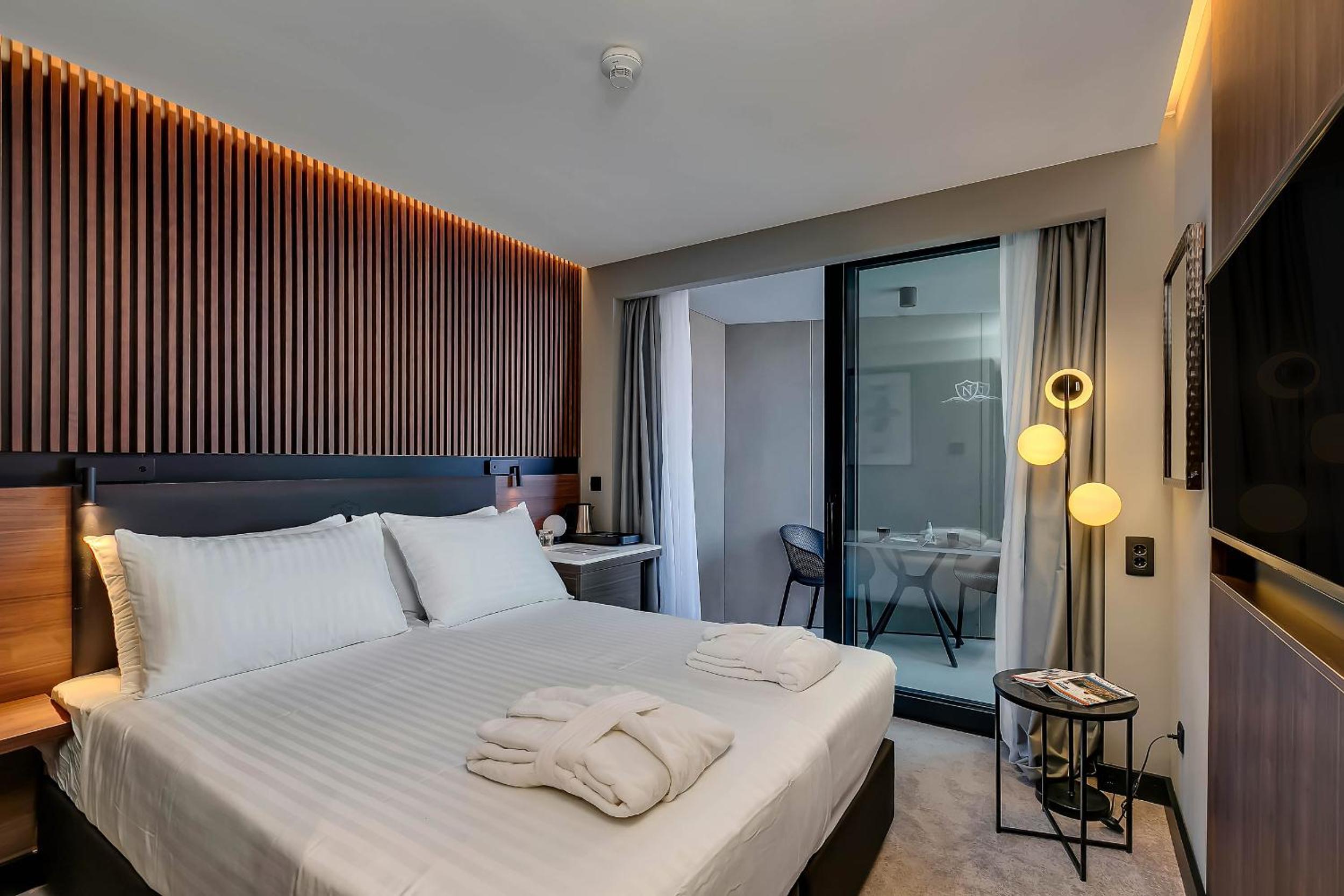 Double or Twin Room with Balcony - Photo 10