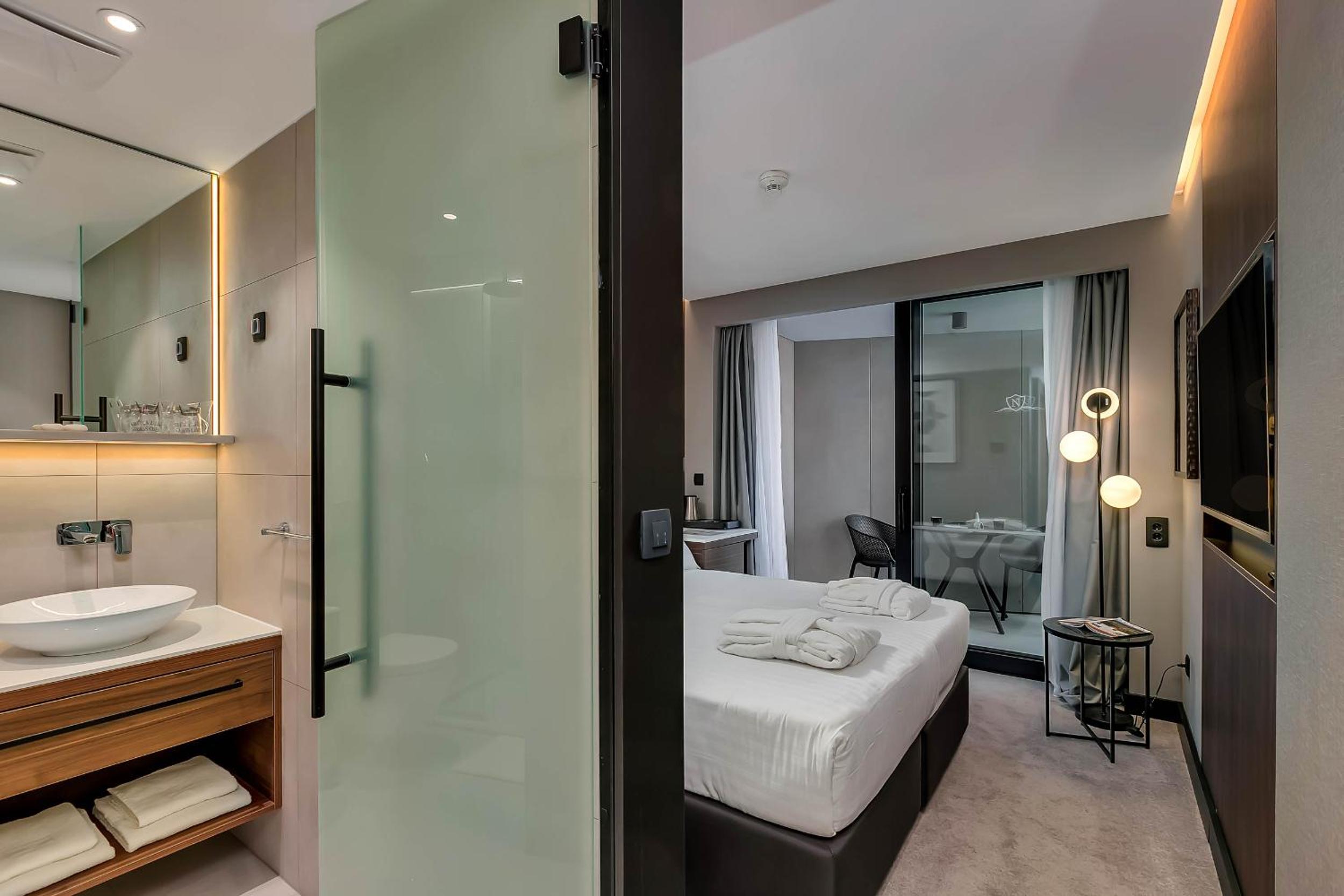 Double or Twin Room with Balcony - Photo 6