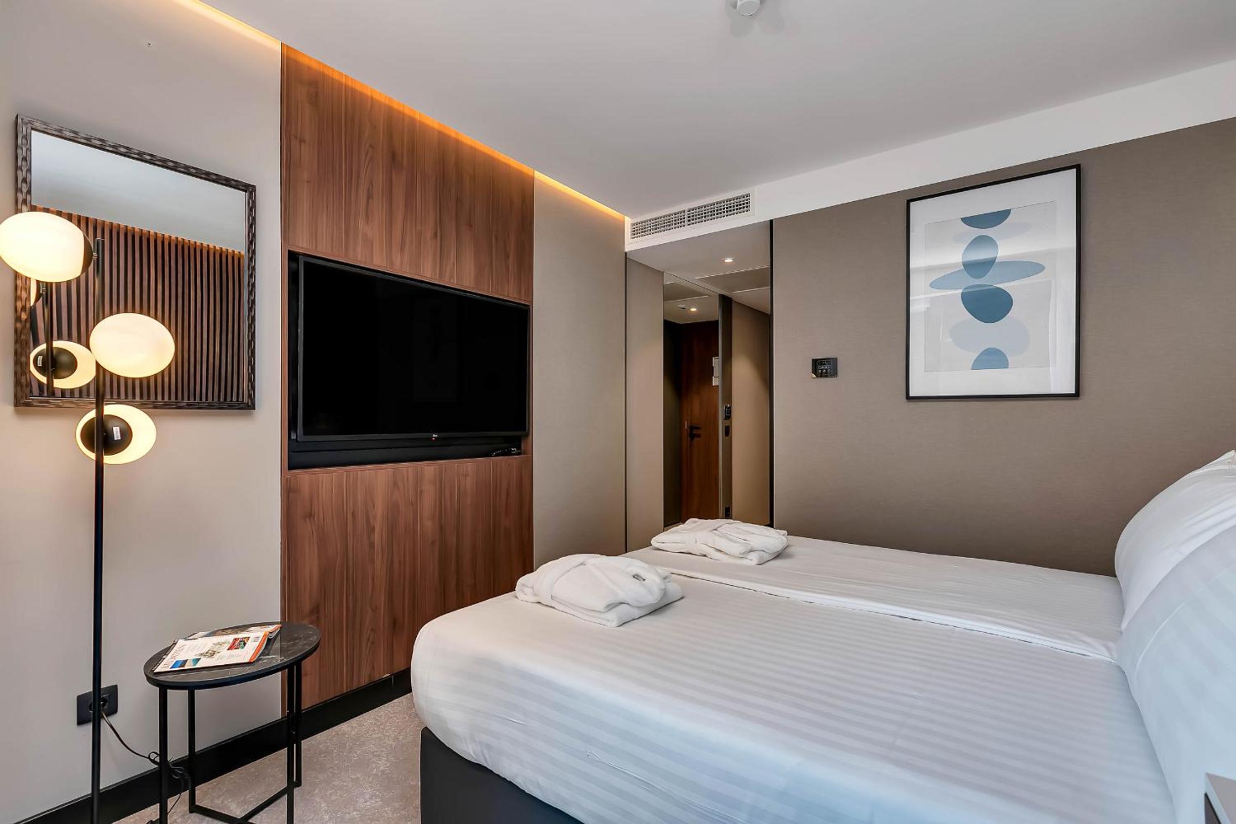 Double or Twin Room with Balcony - Photo 12