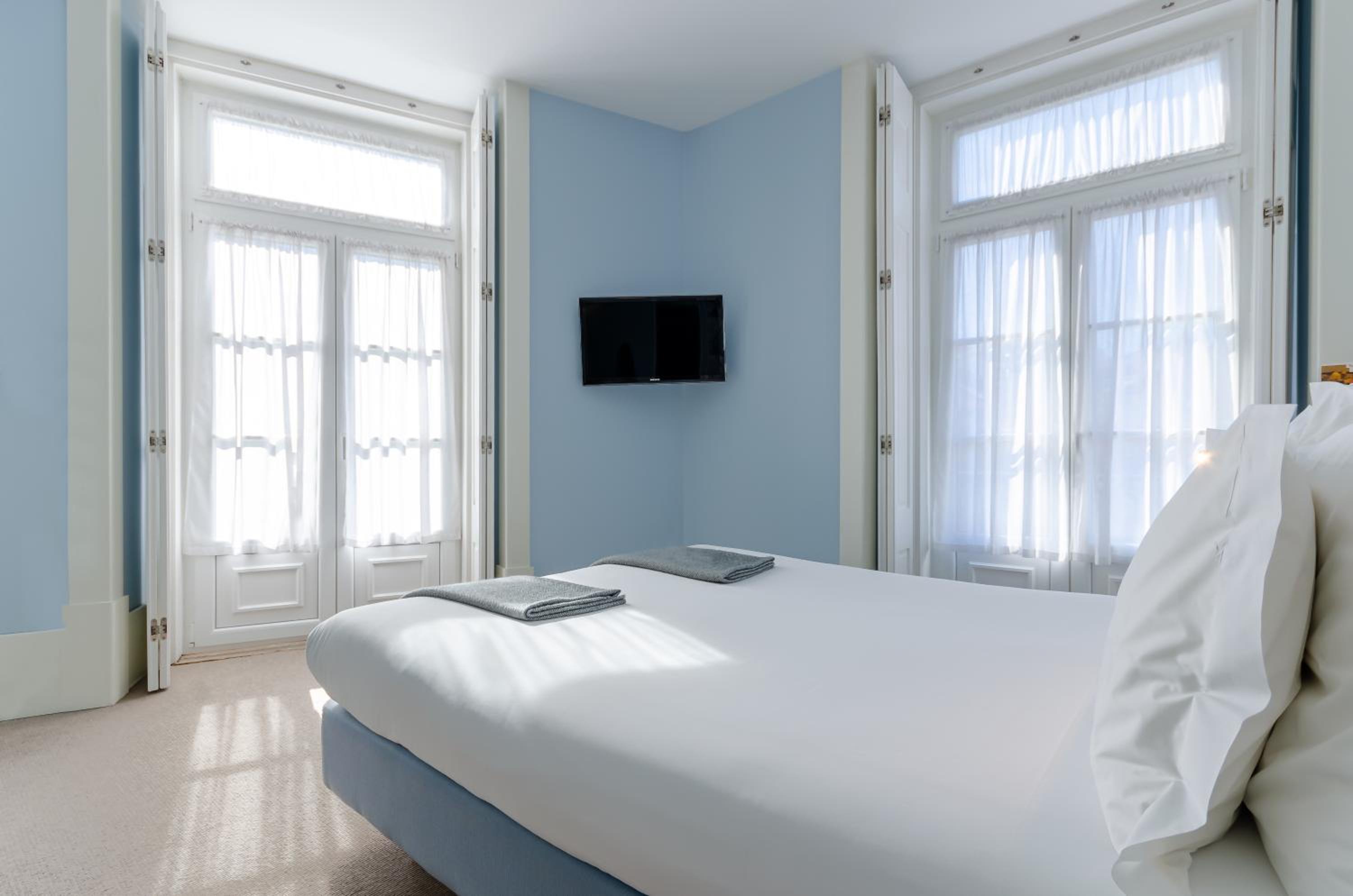 Classic Double Room with City View thumbnail 5
