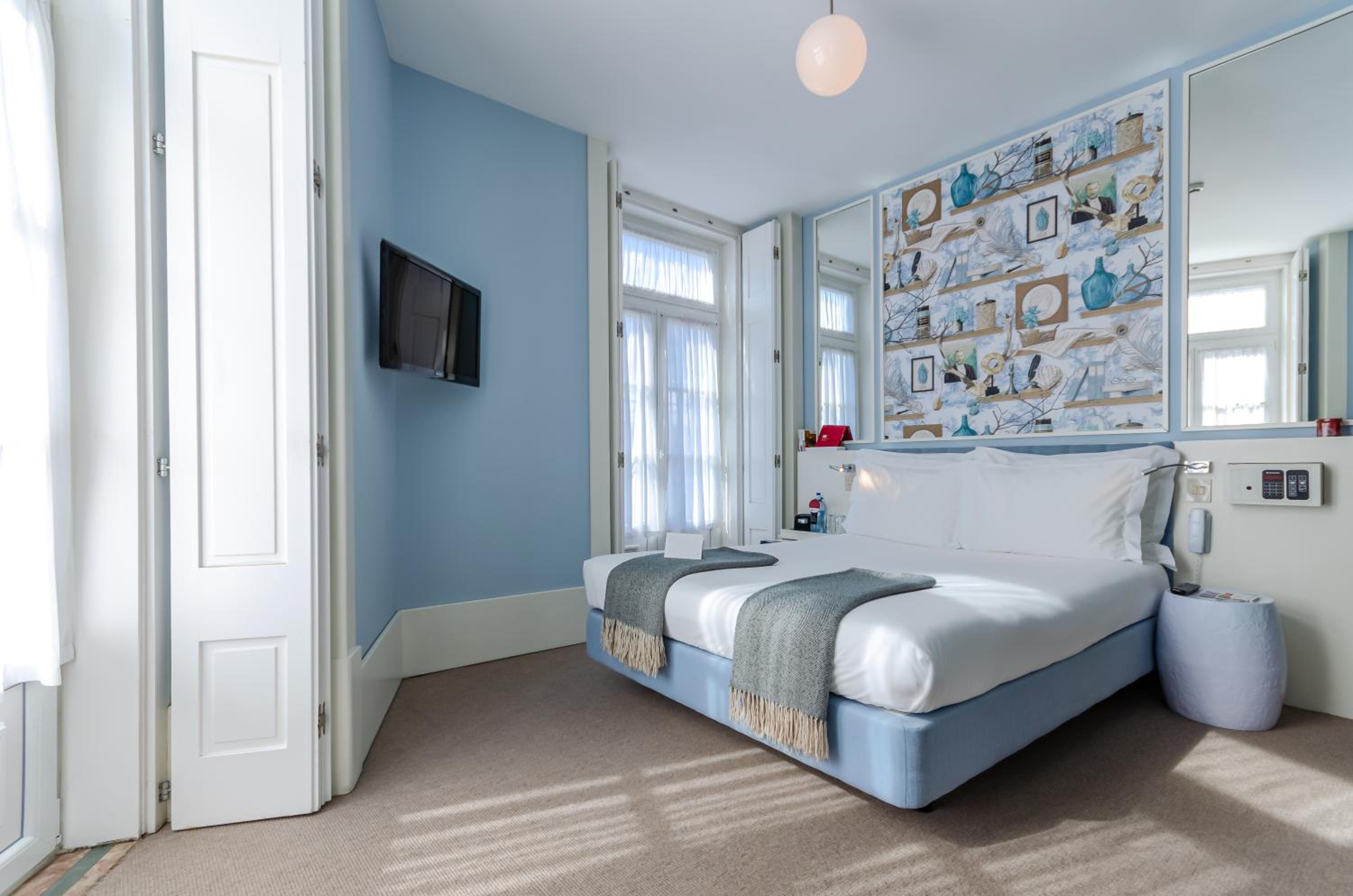 Classic Double Room with City View thumbnail 6