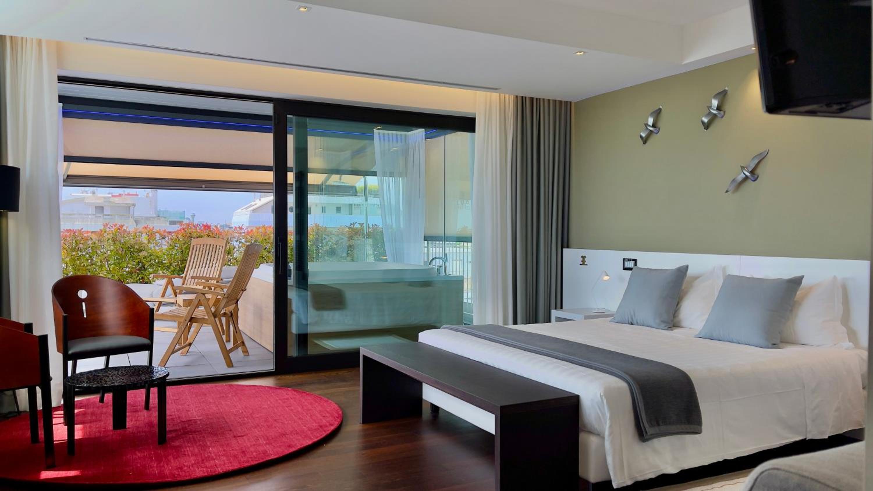 Deluxe Suite with Spa Bath photo 2