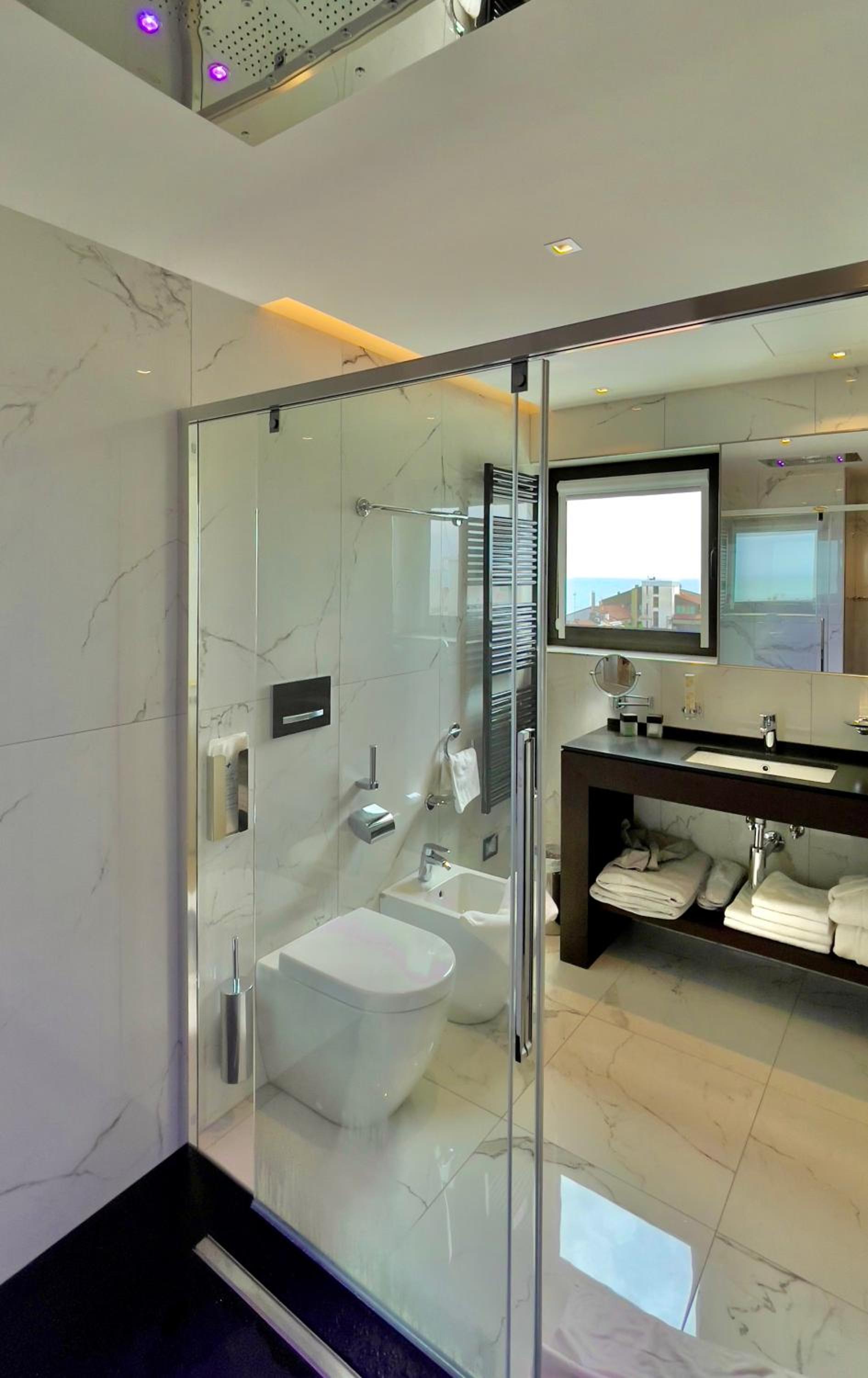 Deluxe Suite with Spa Bath photo 3