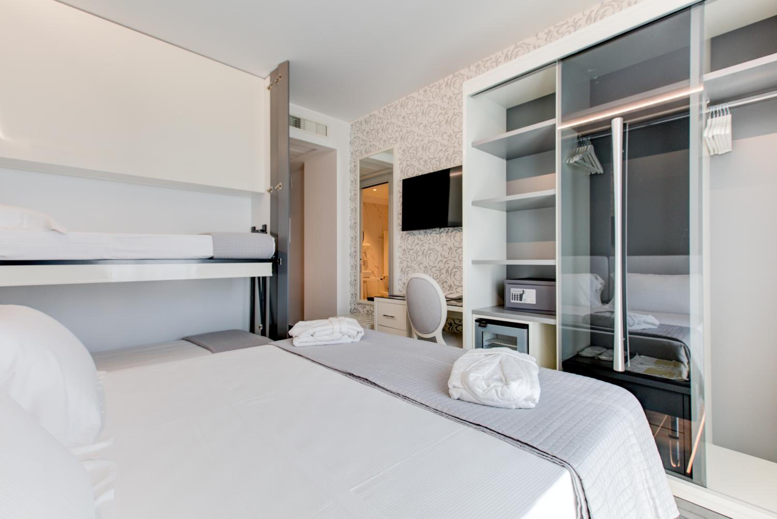 Superior Quadruple Room - Photo 4