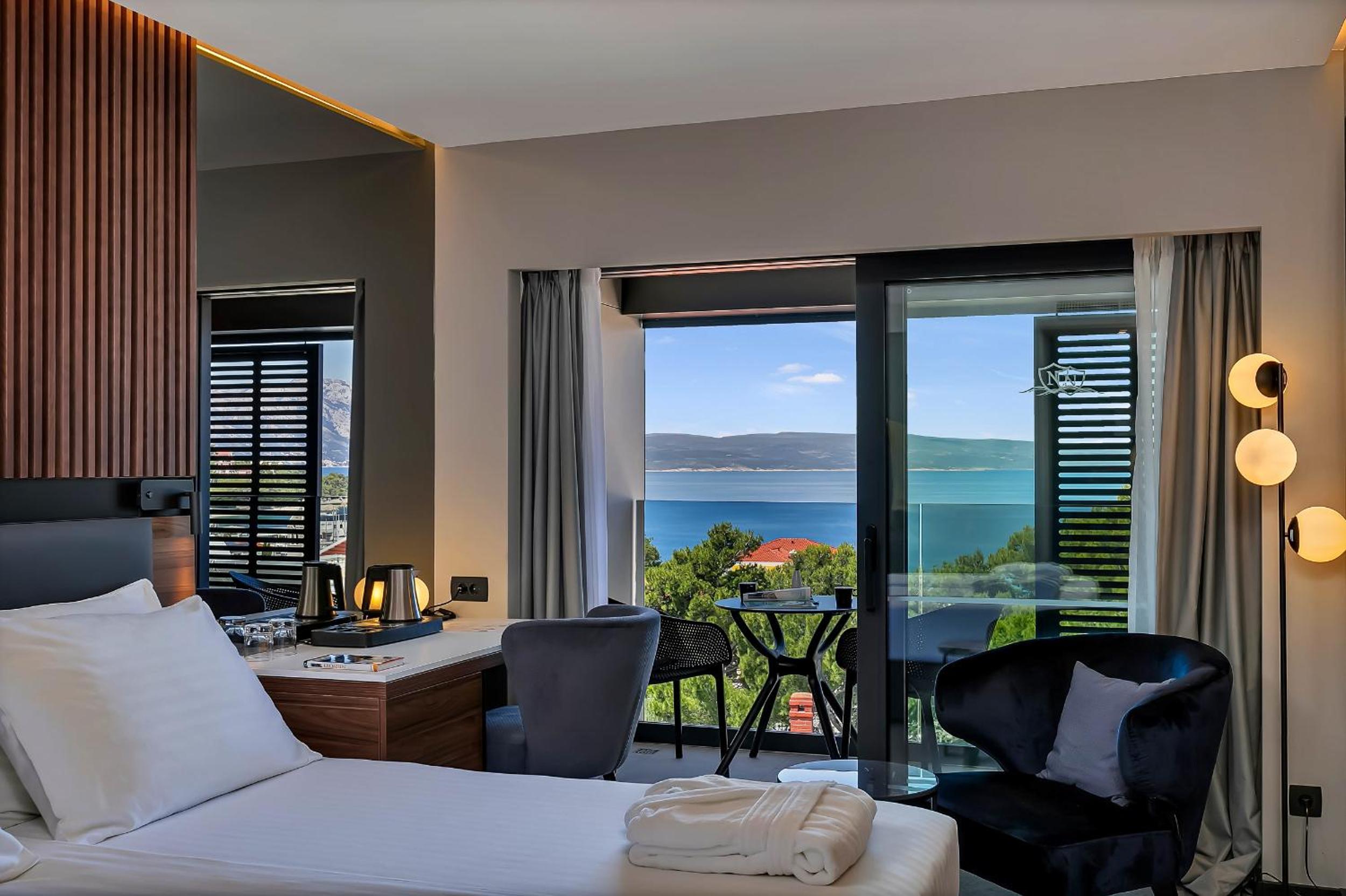 Double or Twin Room with Balcony - Photo 11