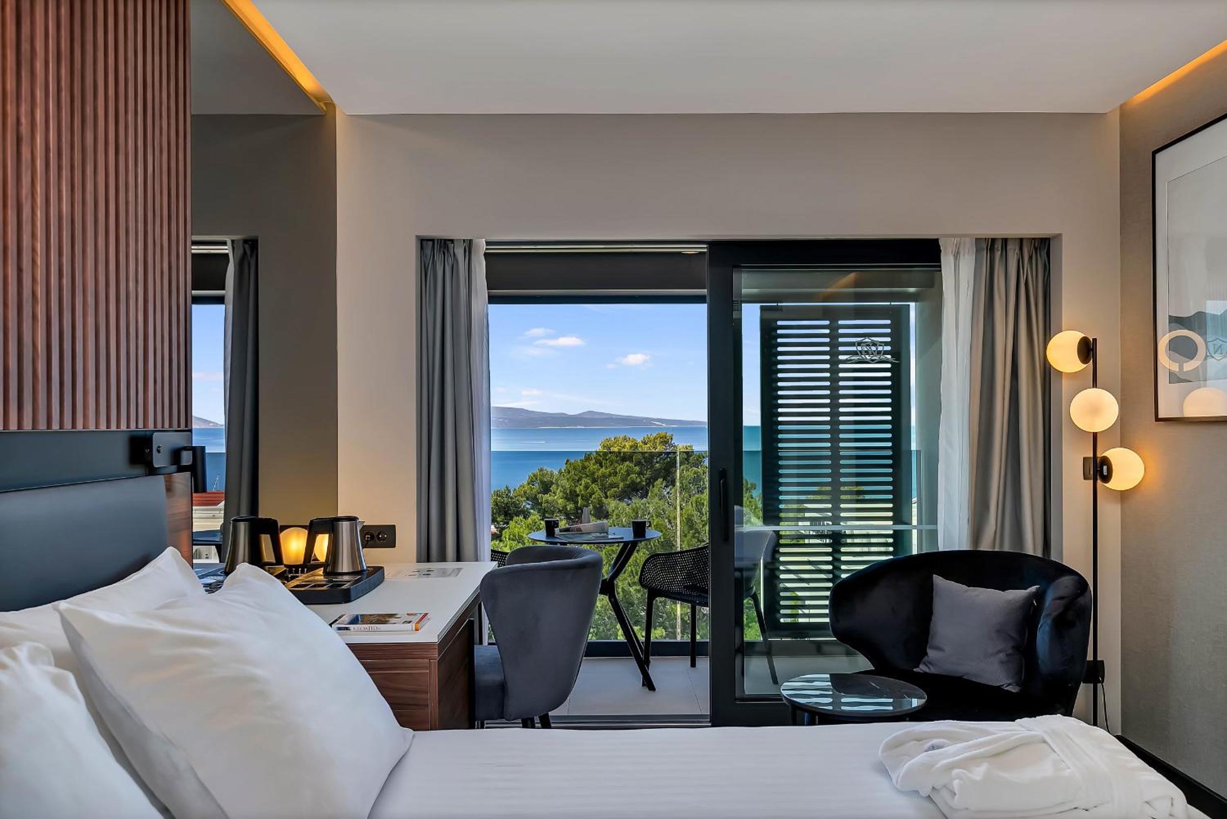 Superior Double Room with Balcony and Sea View - Photo 2