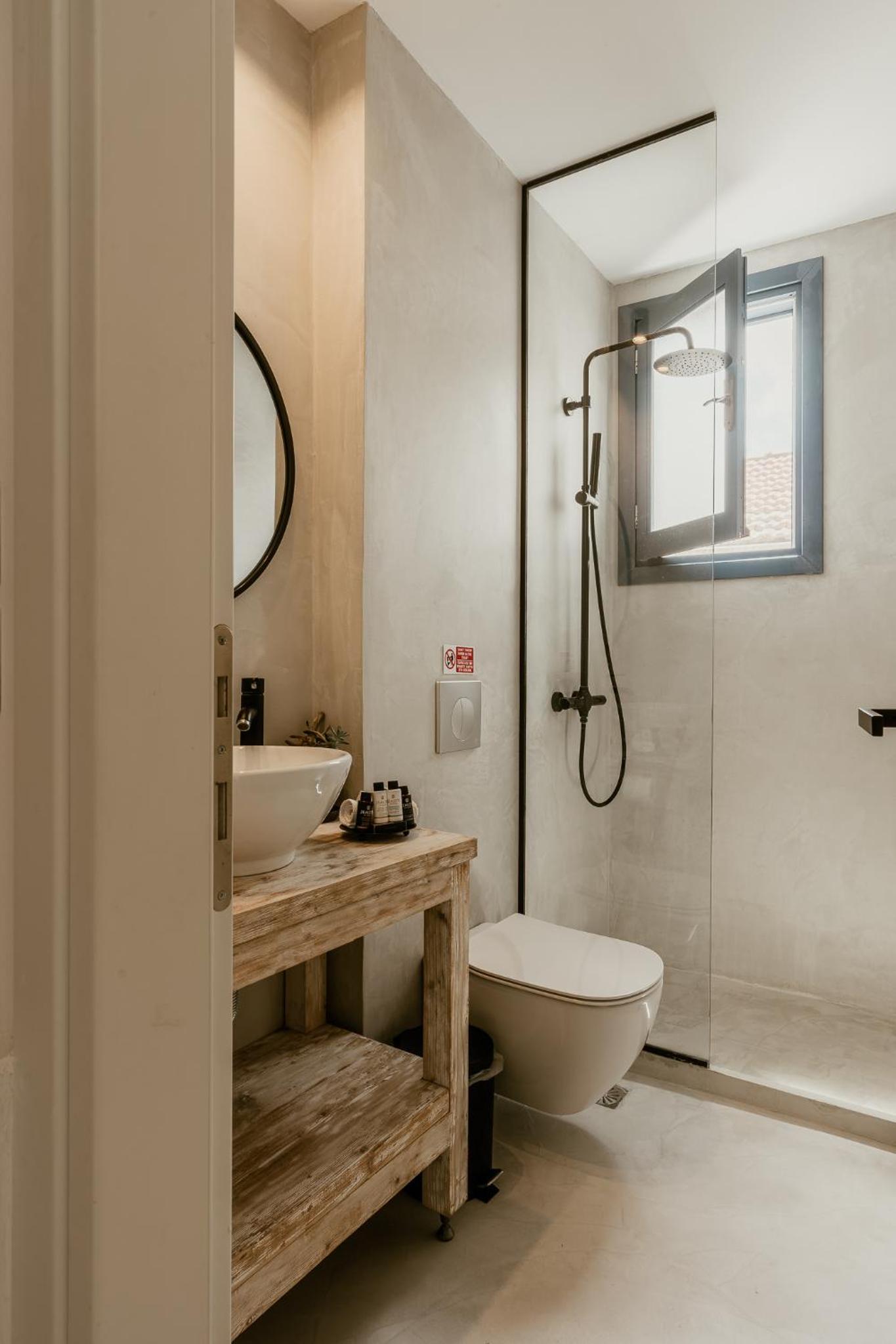 Double Room with Balcony - Photo 10