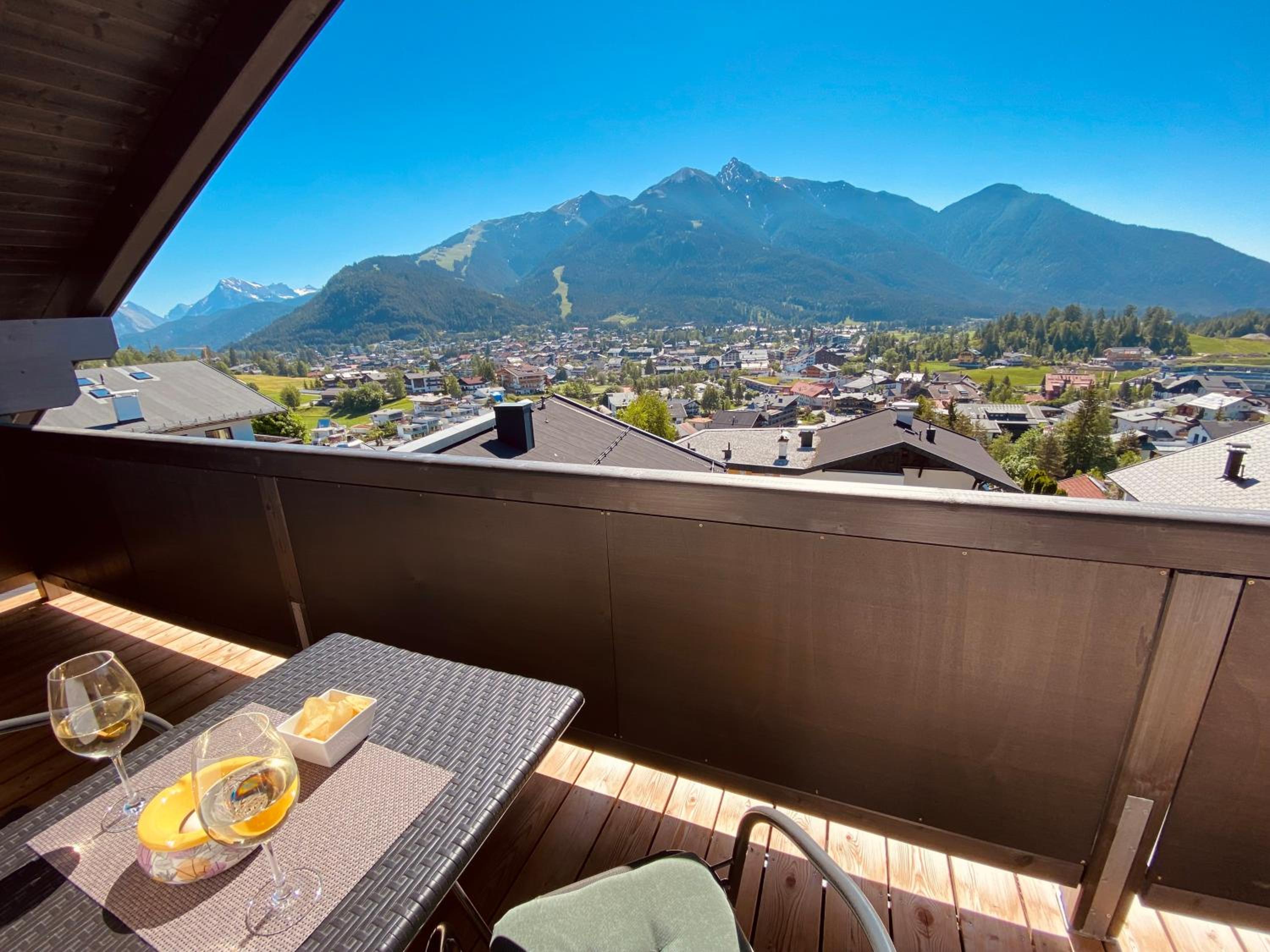 Rooftop deluxe Apartment with Balcony and Mountain View photo 3