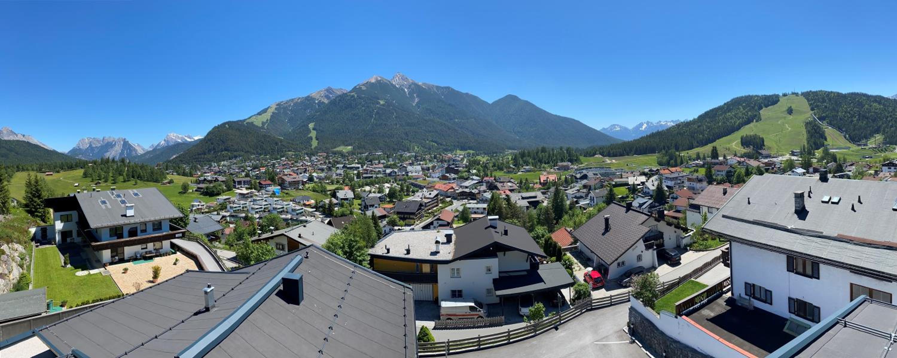 Panorama Apartment with Balcony and Mountain View