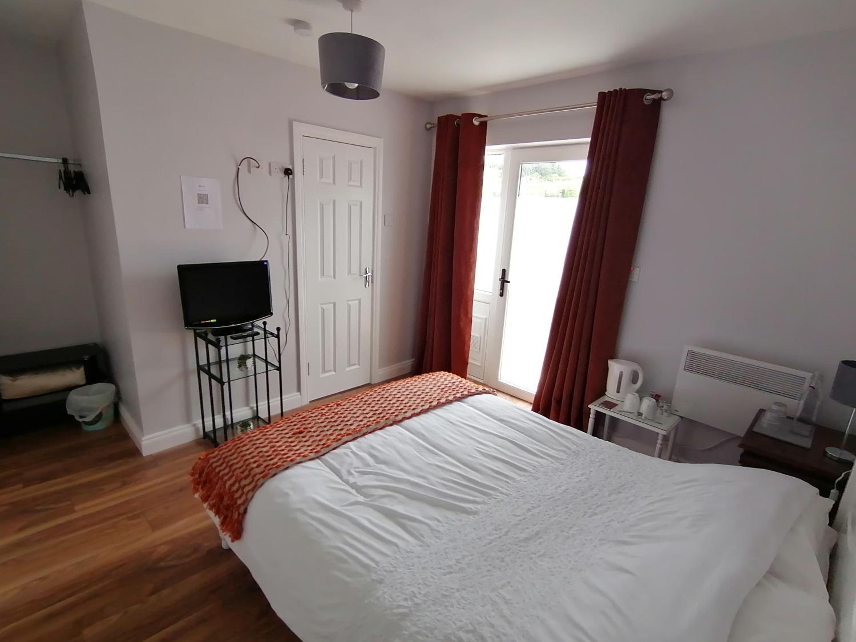 Deluxe Double Room with Shower - Photo 3