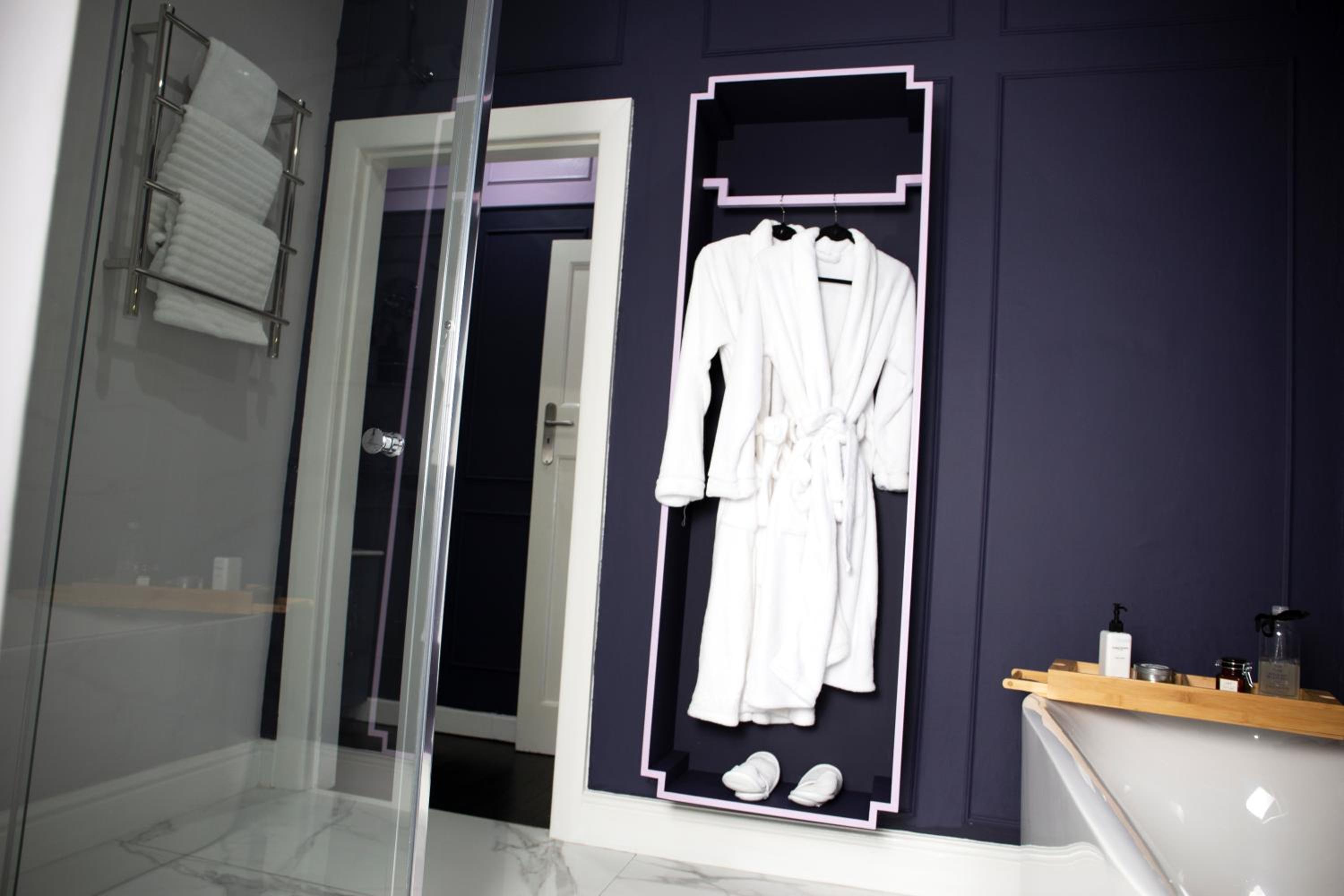 Deluxe King Suite - Photo 5