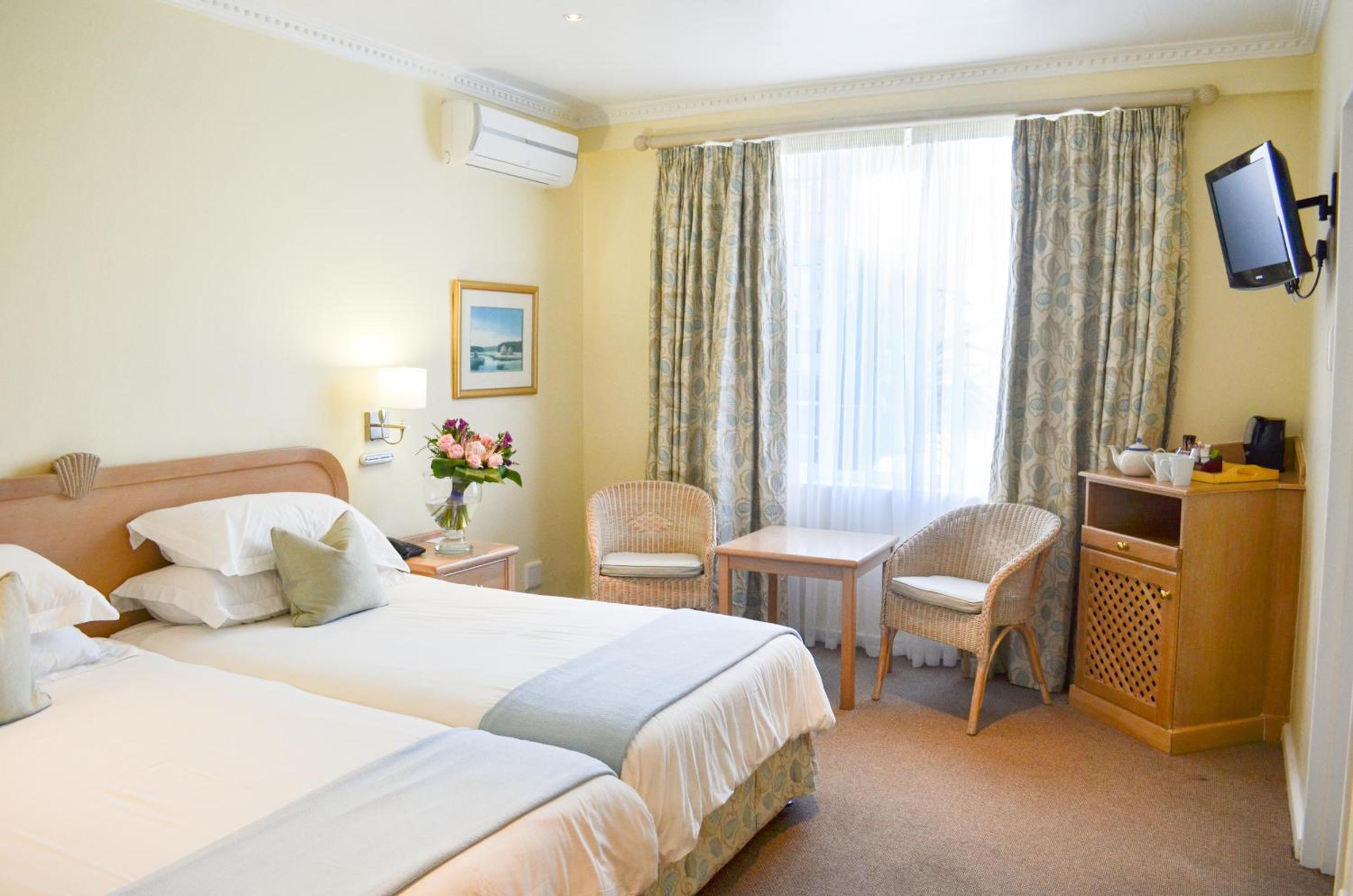 Standard Twin Room thumbnail 5