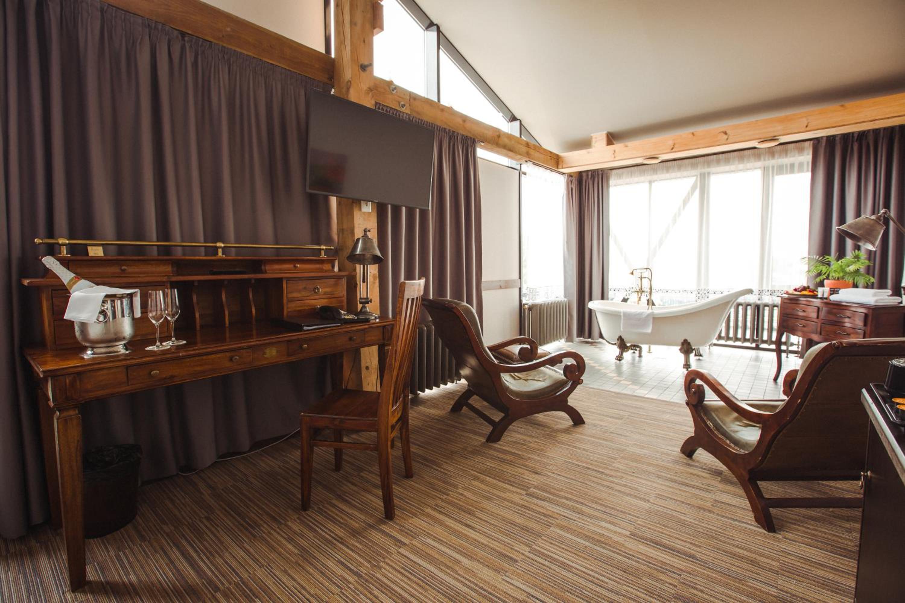 Suite - Photo 5