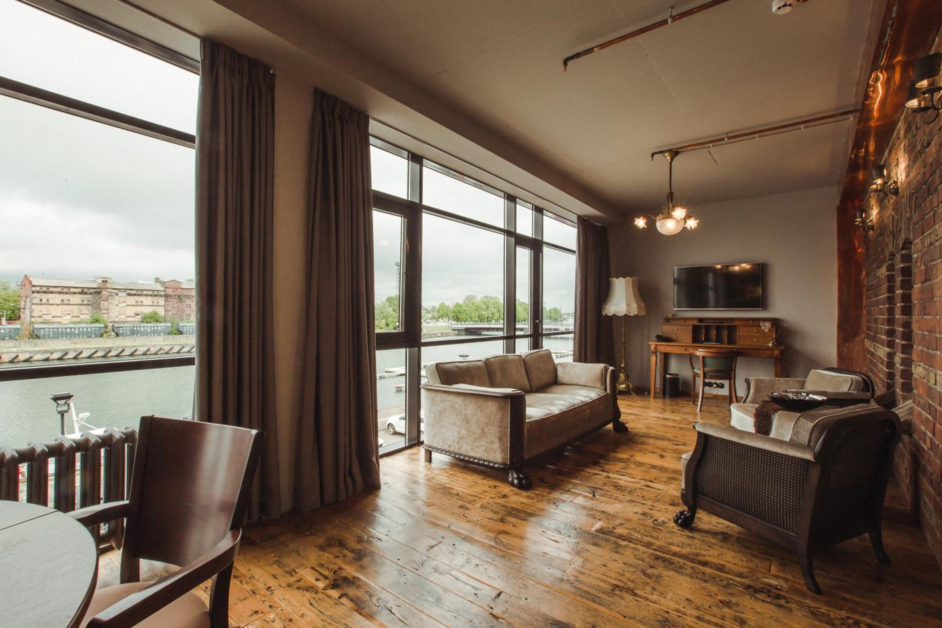 One-Bedroom Suite - Photo 5
