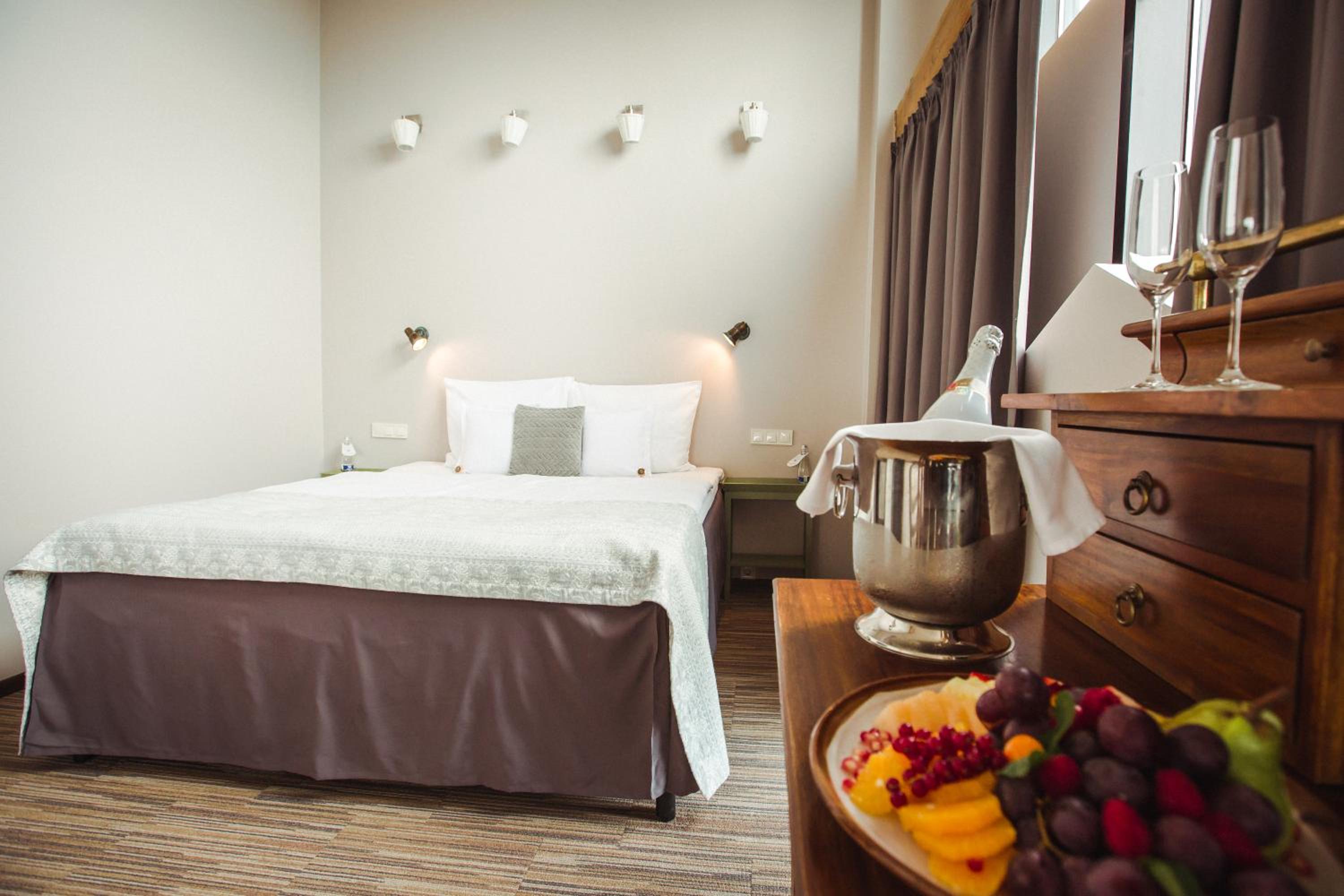 Suite - Photo 1