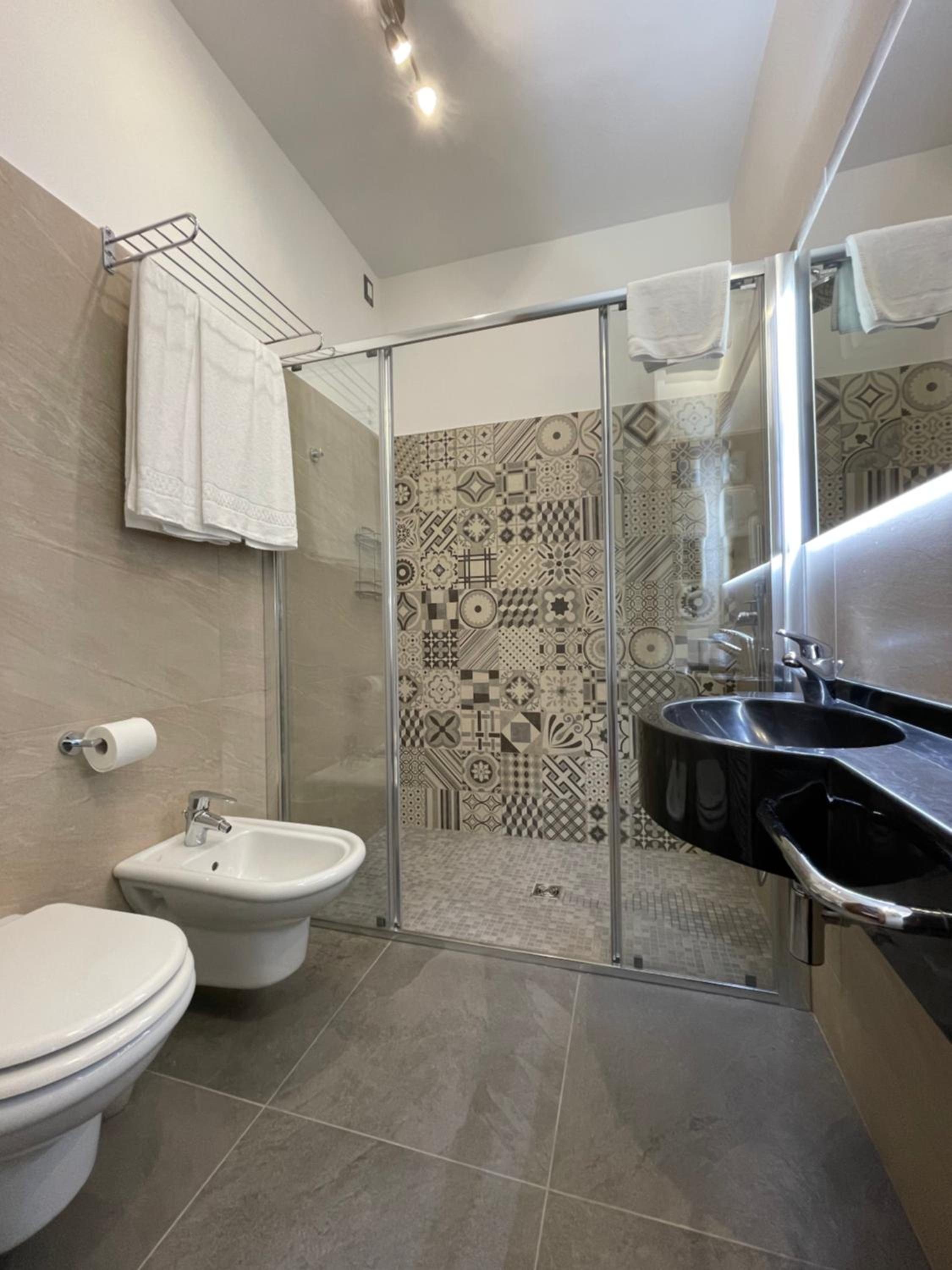 Double or Twin Room with Lake View - Photo 19