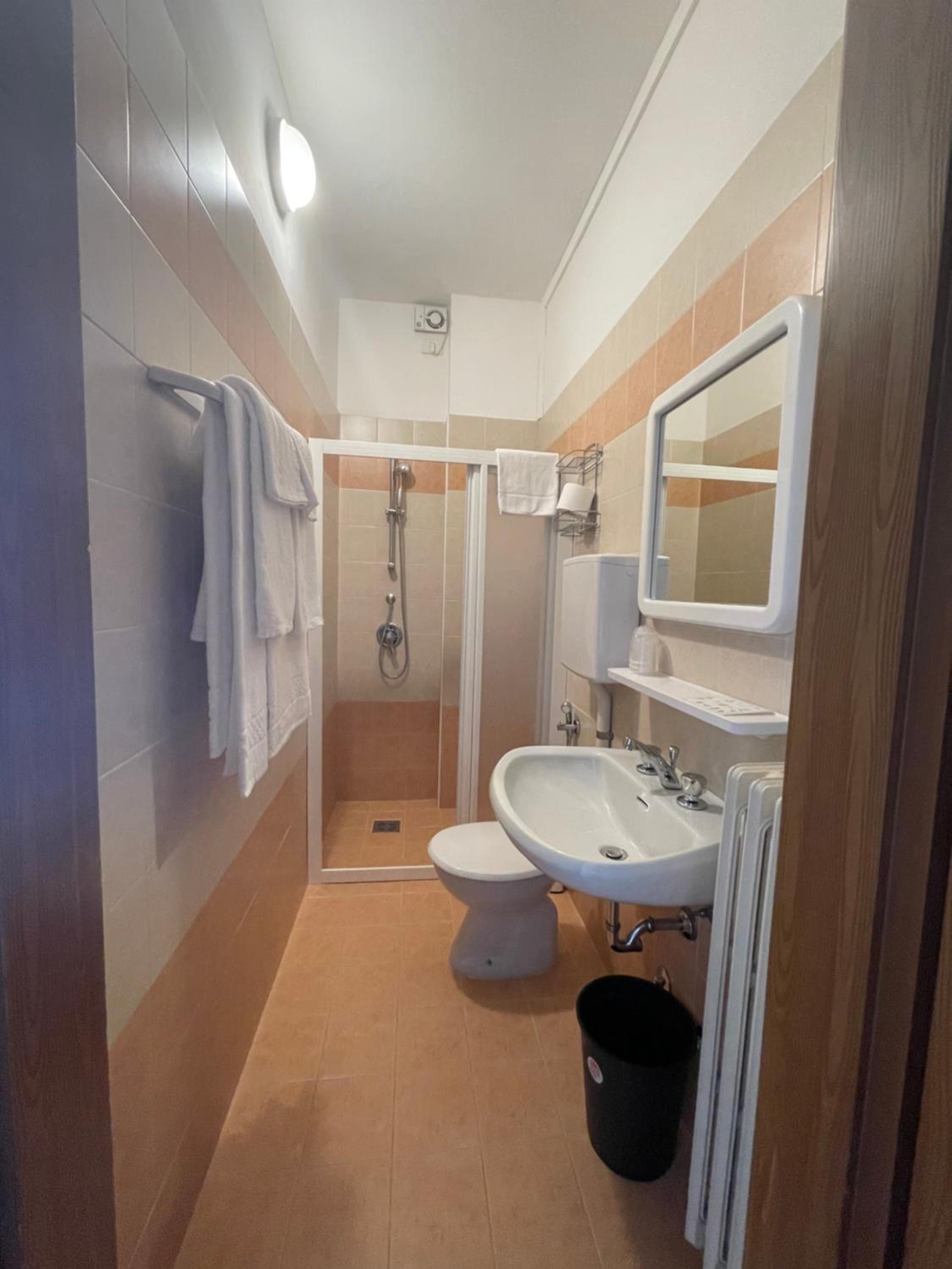 Double or Twin Room with Lake View - Photo 16