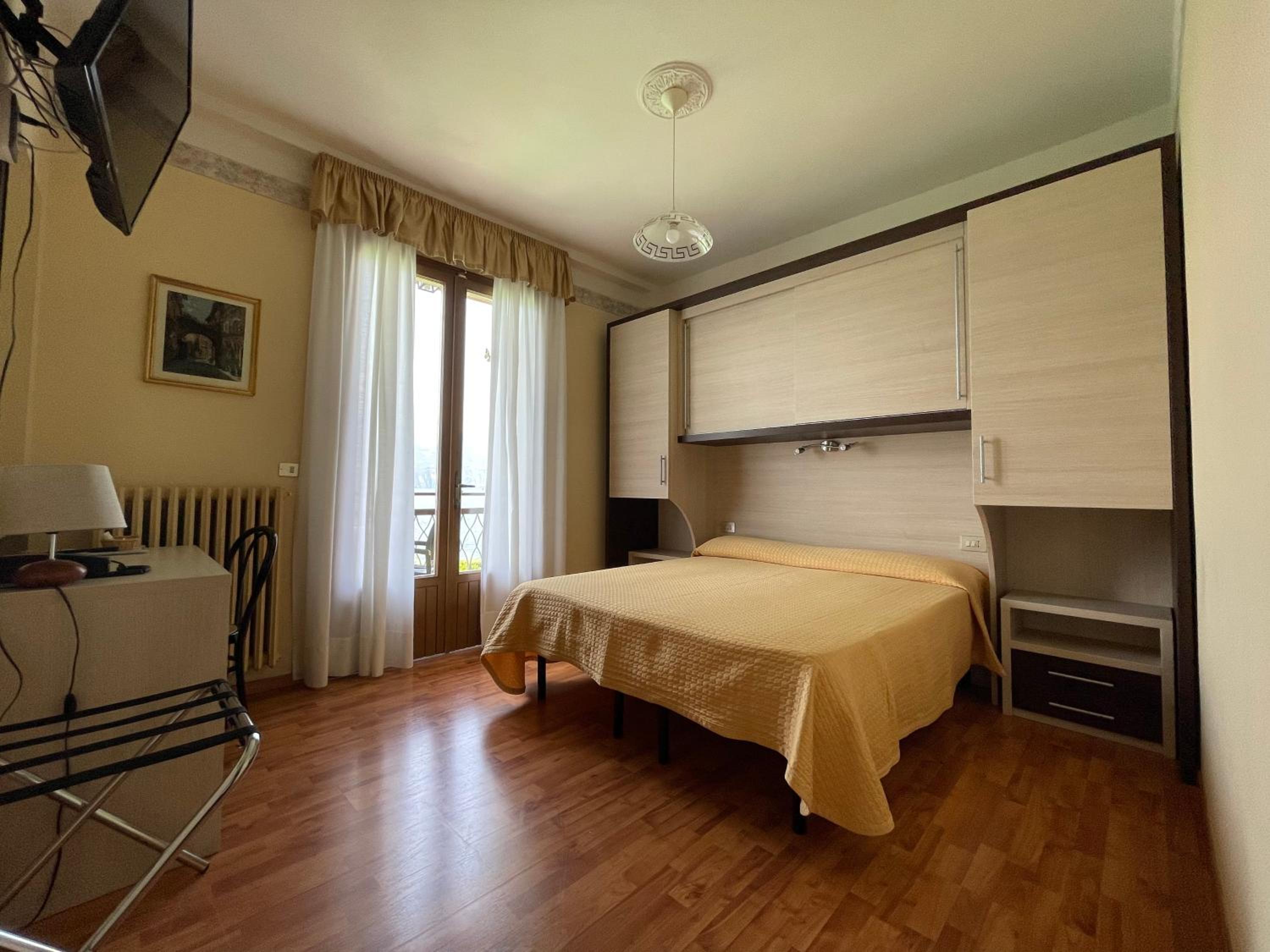 Double or Twin Room with Lake View - Photo 15