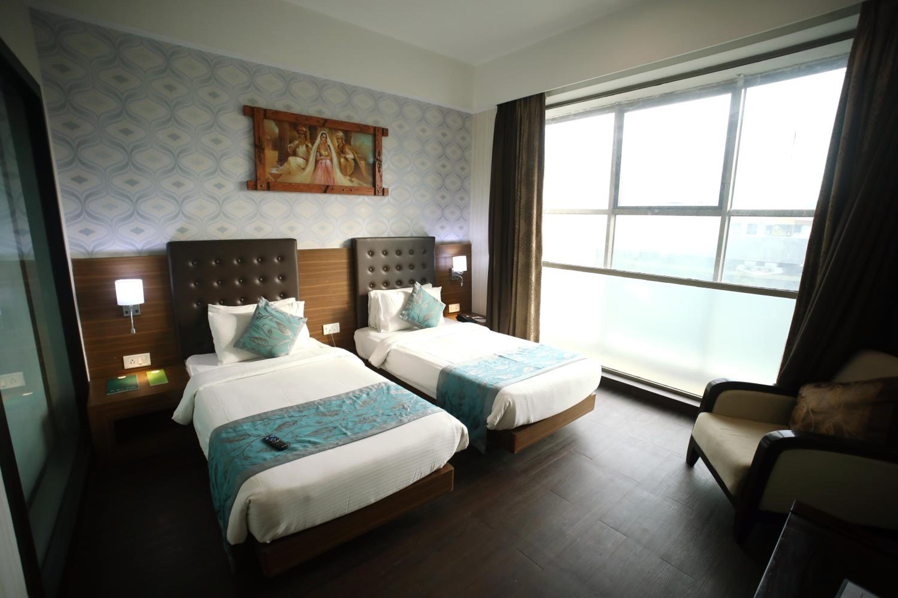 Super Deluxe Room Twin Bed - Photo 10